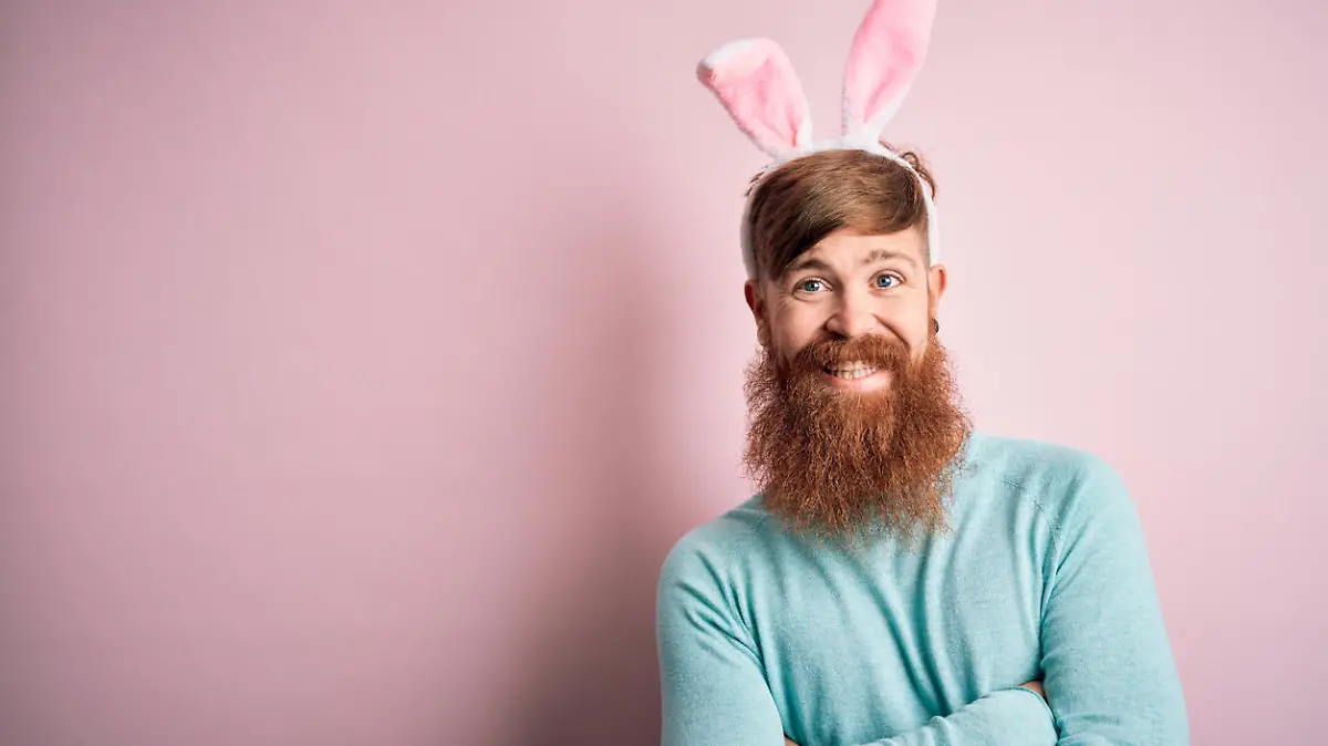 Mann freut sich auf Ostern