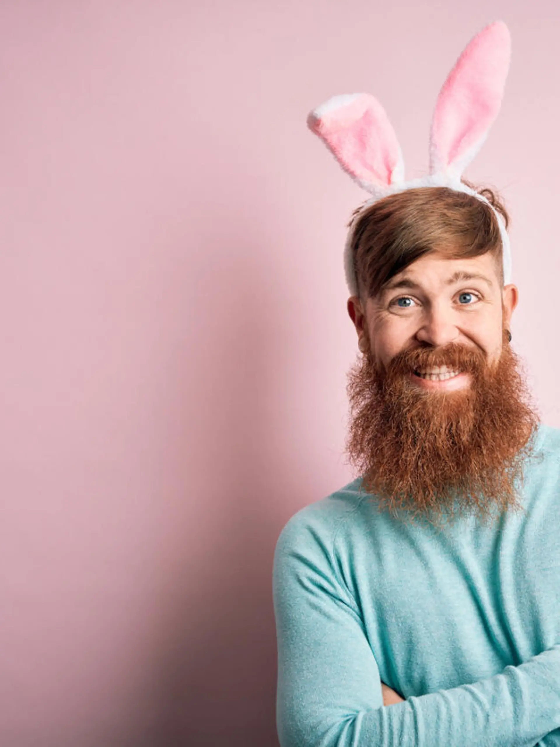 Mann freut sich auf Ostern