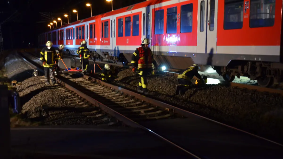 Feuerwehrleute bei den Rettungsarbeiten in Dollern