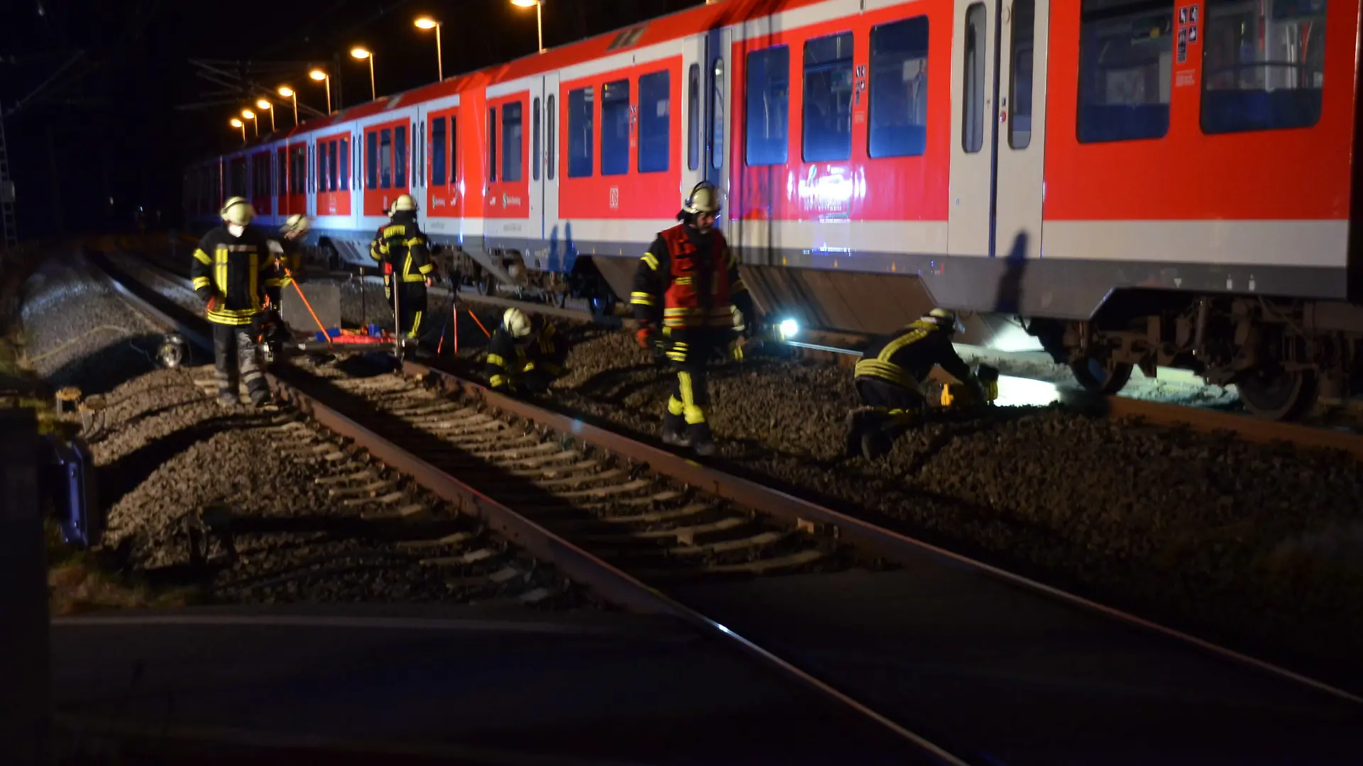 Feuerwehrleute bei den Rettungsarbeiten in Dollern