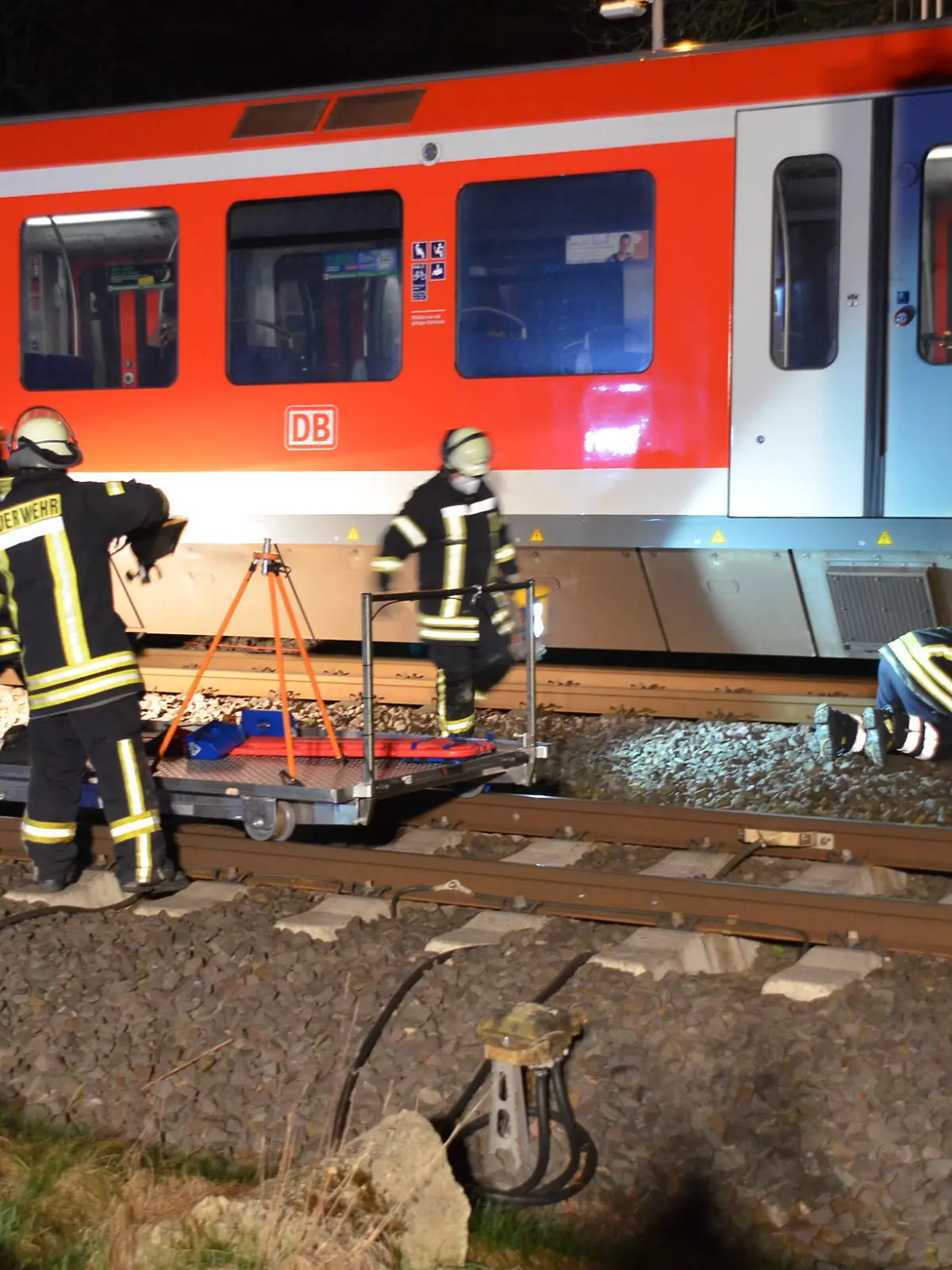 Feuerwehrleute im Einsatz an der S-Bahn in Dollern