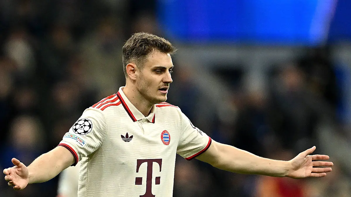 Josip Stanisic (l.) und Leroy Sane vom FC Bayern München diskutieren nach dem Aus im Viertelfinale der Champions League bei Inter Mailand.