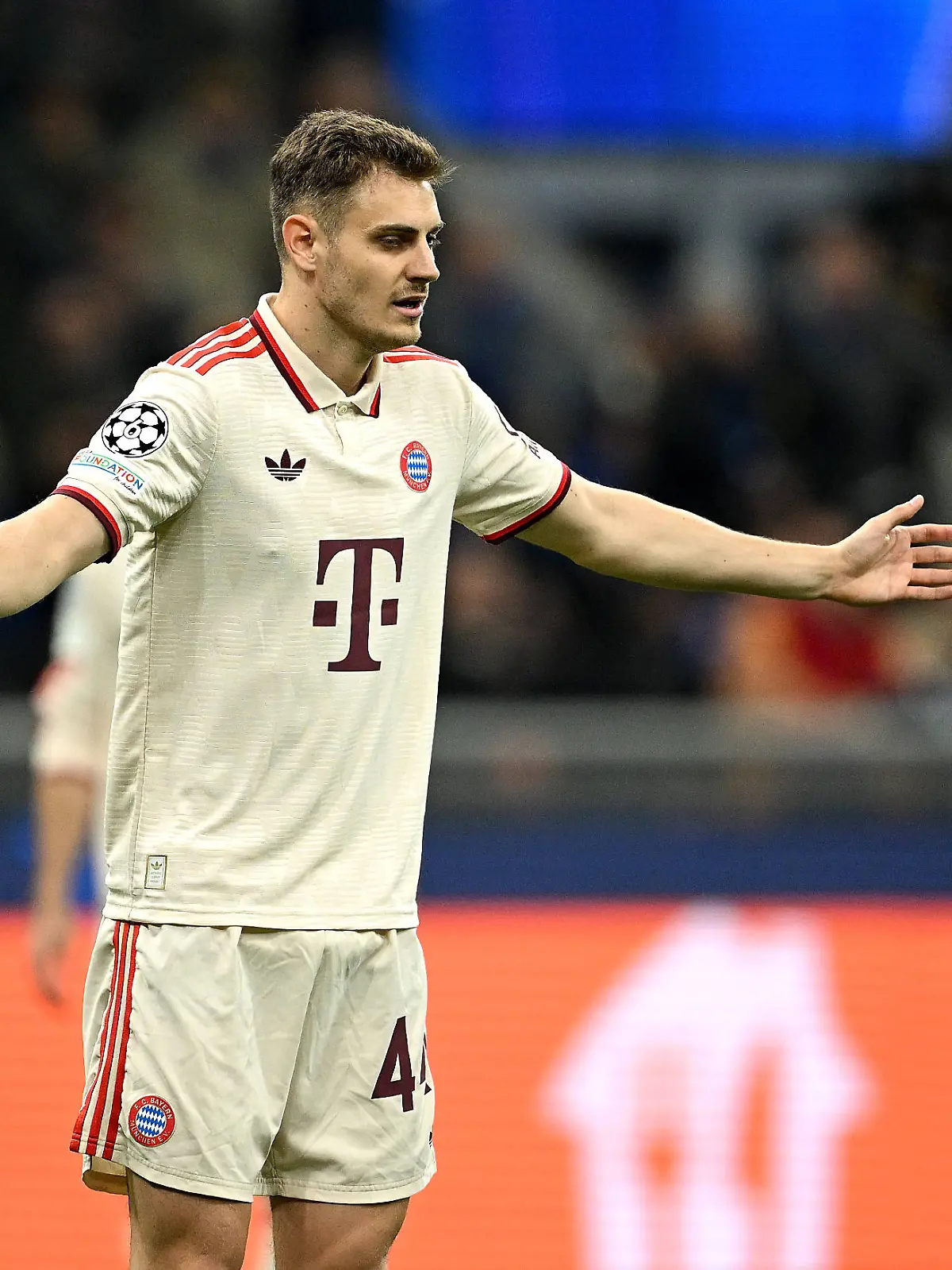 Josip Stanisic (l.) und Leroy Sane vom FC Bayern München diskutieren nach dem Aus im Viertelfinale der Champions League bei Inter Mailand. 