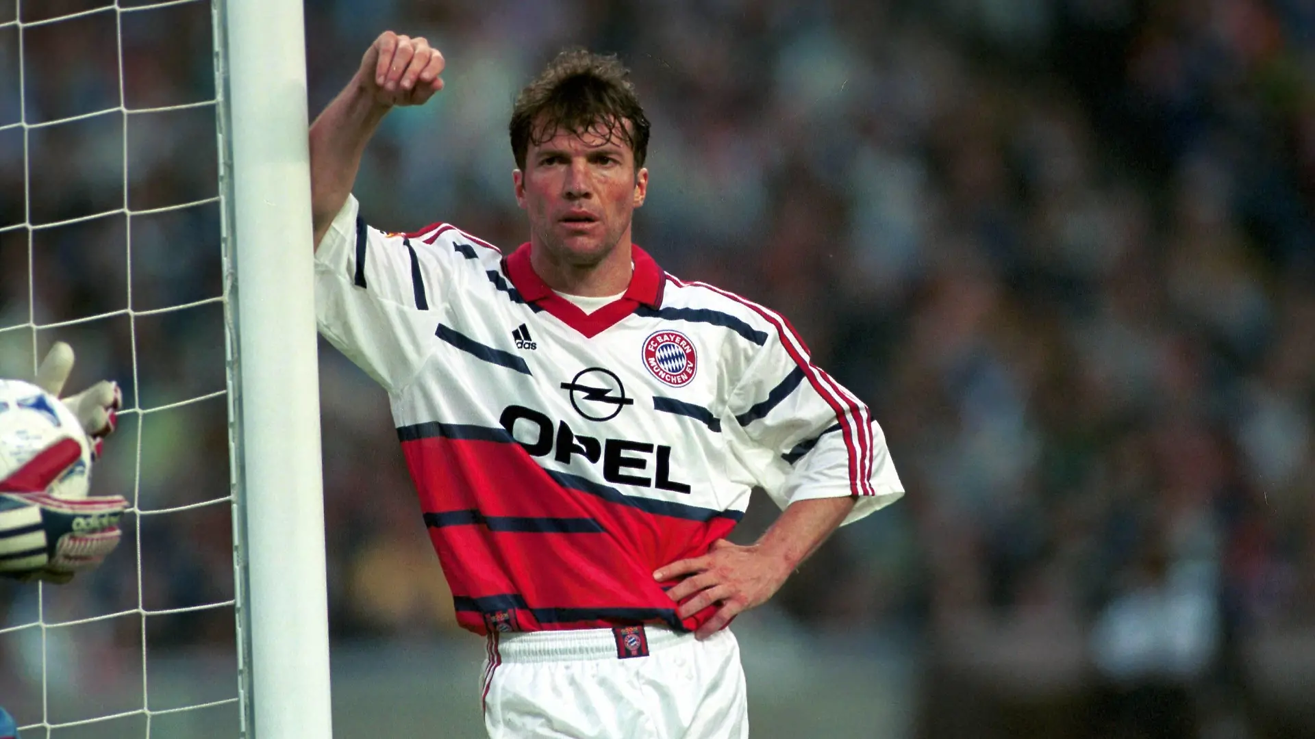  Fußball, DFB-Pokalfinale 1998/1999, FC Bayern München - SV Werder Bremen Lothar Matthäus Bayern lehnt skeptisch am Torpfosten