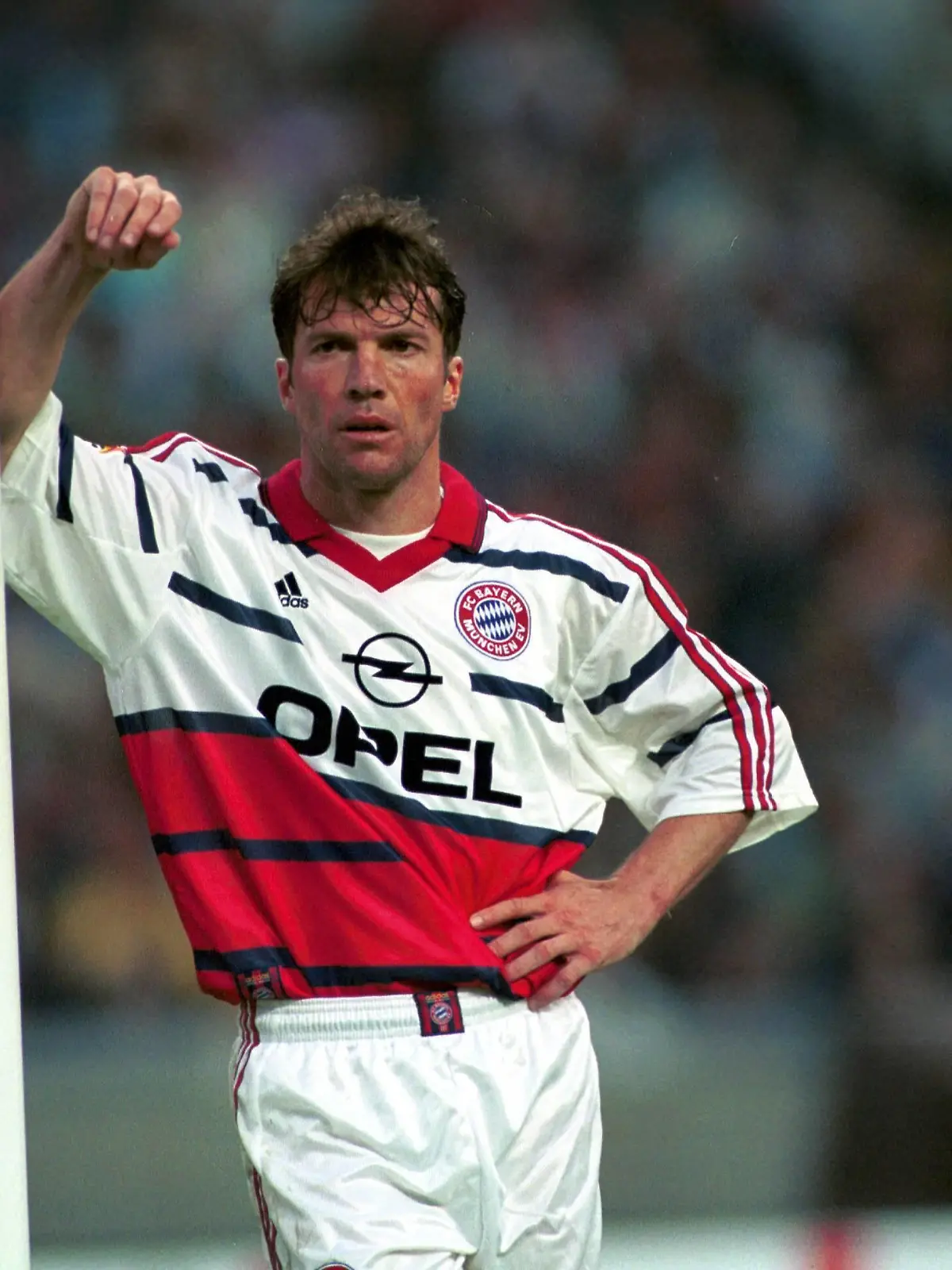  Fußball, DFB-Pokalfinale 1998/1999, FC Bayern München - SV Werder Bremen Lothar Matthäus Bayern lehnt skeptisch am Torpfosten