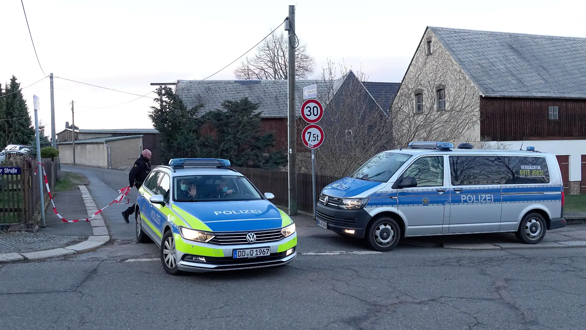 Mann erschossen 16.03.2021, Limbach- Oberfrohna, Polizeieinsatz, Tötungsverbrechen Am Samstag gab es in Limbach- Oberfrohna, Unterer Gutsweg, einen Polizeieinsatz. Ein 73- jähriger Mann soll einen 41- Jährigen erschossen haben. Laut Polizeimitteilung waren die Männer wohl miteinander bekannt und hatten schon längere Zeit Streit miteinander. Der Tatverdächtige wurde festgenommen, am Sonntag soll er einem Haftrichter vorgeführt werden. Chemnitz Sachsen BRD *** Man shot 16 03 2021, Limbach Oberfrohna, police operation, homicide On Saturday there was a police operation in Limbach Oberfrohna, Unterer Gutsweg, A 73 year old man is said to have shot a 41 year old According to police reports, the men were probably known to each other and had been