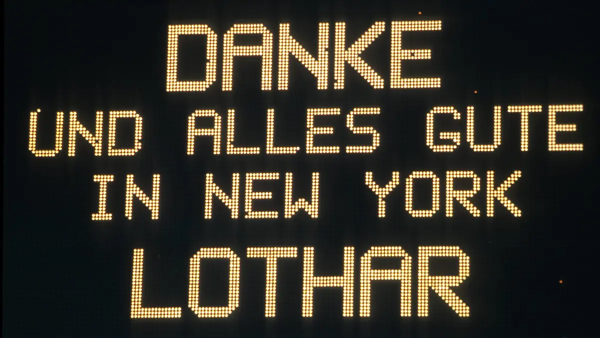 Anzeigetafel im Olympiastadion verabschiedet Lothar Matthäus FC Bayern München, der nach New York wechseln wird