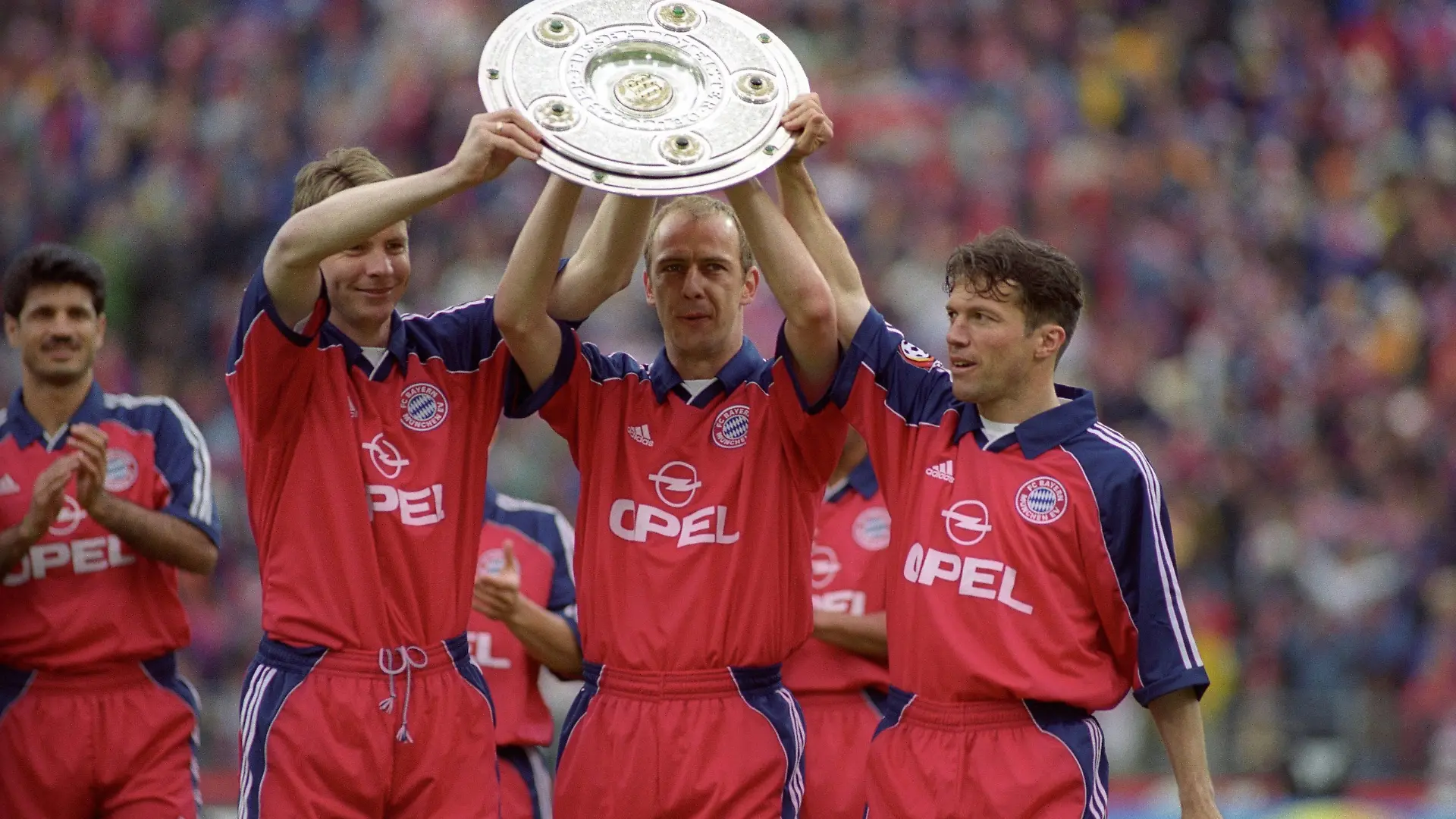  Fußball, FC Bayern München, Deutscher Meister 1999 Bayern München feiert die deutsche Meisterschaft 1999, v.li.: Michael Tarnat, Mario Basler und Lothar Matthäus - DEUTSCHSPRACHIGE SPORTZEITSCHRIFTEN UND -ZEITUNGEN NUR NACH RÜCKSPRACHE