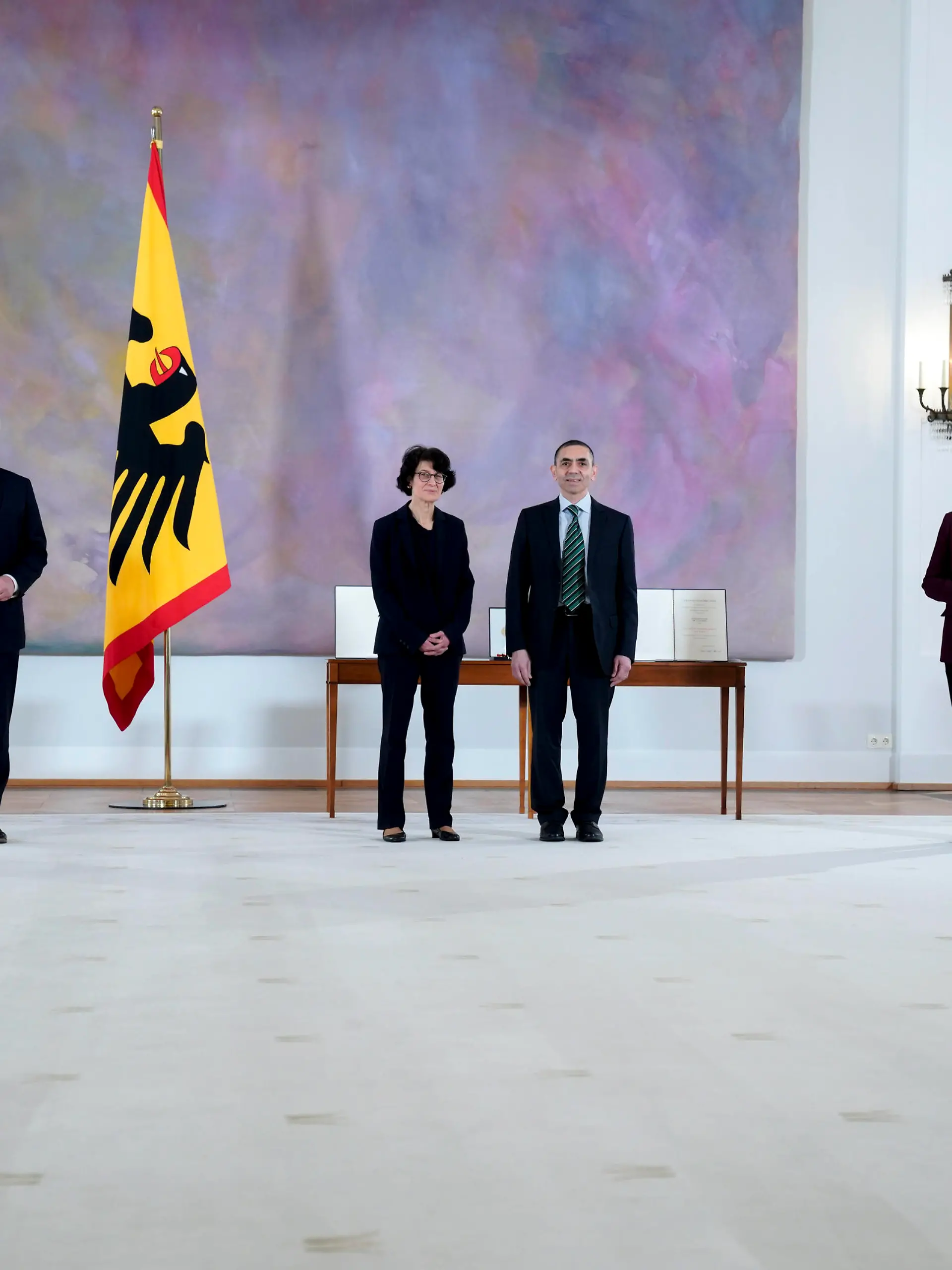 Verleihung des Bundesverdienstkreuz an die Biontech Gruender Aktuell, 19.03.2021, Bundespraesident Frank-Walter Steinmeier und Ehefrau Elke Buedenbender gemeinsam mit Bundeskanzlerin Angela Merkel und Forscherehepaar und Gruender des Unternehmens Biontech SE Oezlem Tuereci und Ugur ahin bei der Verleihung des Großen Verdienstkreuzes mit Stern des Verdienstordens der Bundesrepublik Deutschland im Schloss Bellevue in Berlin Berlin Berlin Deutschland *** Award of the Federal Cross of Merit to the Biontech Founders Current, 19 03 2021, German President Frank Walter Steinmeier and wife Elke Buedenbender together with German Chancellor Angela Merkel and researcher couple and founders of the company Biontech SE Oezlem Tuereci and Ugur ahin a 