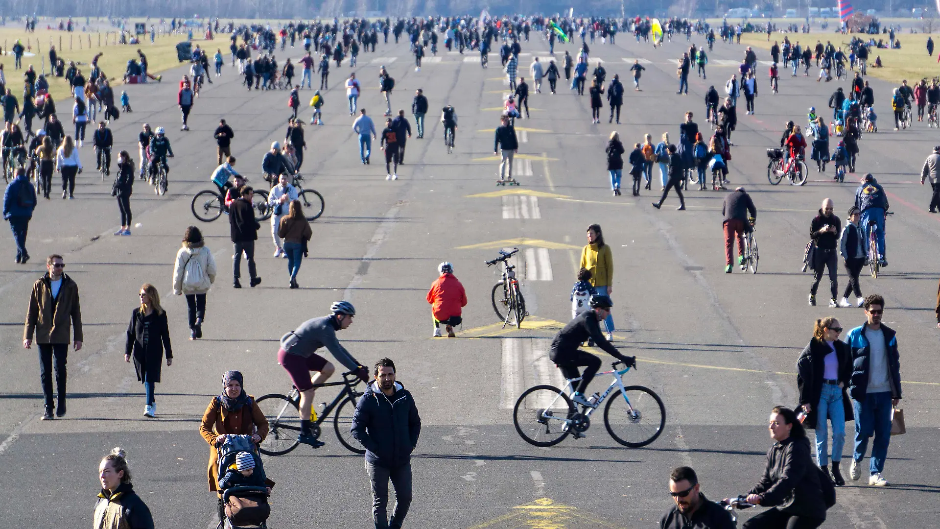 Inzidenzwert steigt wieder Berlin, DEU, 21.01.2021 - Tausende Menschen geniessen die ersten waermenden Sonnenstrahlen auf dem Tempelhofer Feld, nicht einfach die Abstandsregel einzuhalten. Die Zahl der binnen sieben Tagen gemeldeten Neuinfektionen pro 100.000 Einwohner liegt derzeit laut RKI bundesweit bei 60,2 und ist damit den zweiten Tag in Folge angestiegen. Berlin Berlin Deutschland *** Incidence rate rises again Berlin, DEU, 21 01 2021 Thousands of people are enjoying the first warm rays of sunshine on Tempelhofer Feld, not easy to keep the distance rule The number of new infections per 100,000 inhabitants reported within seven days is currently 60.2 nationwide, according to the RKI, rising for the second day in a row Berlin Berlin G