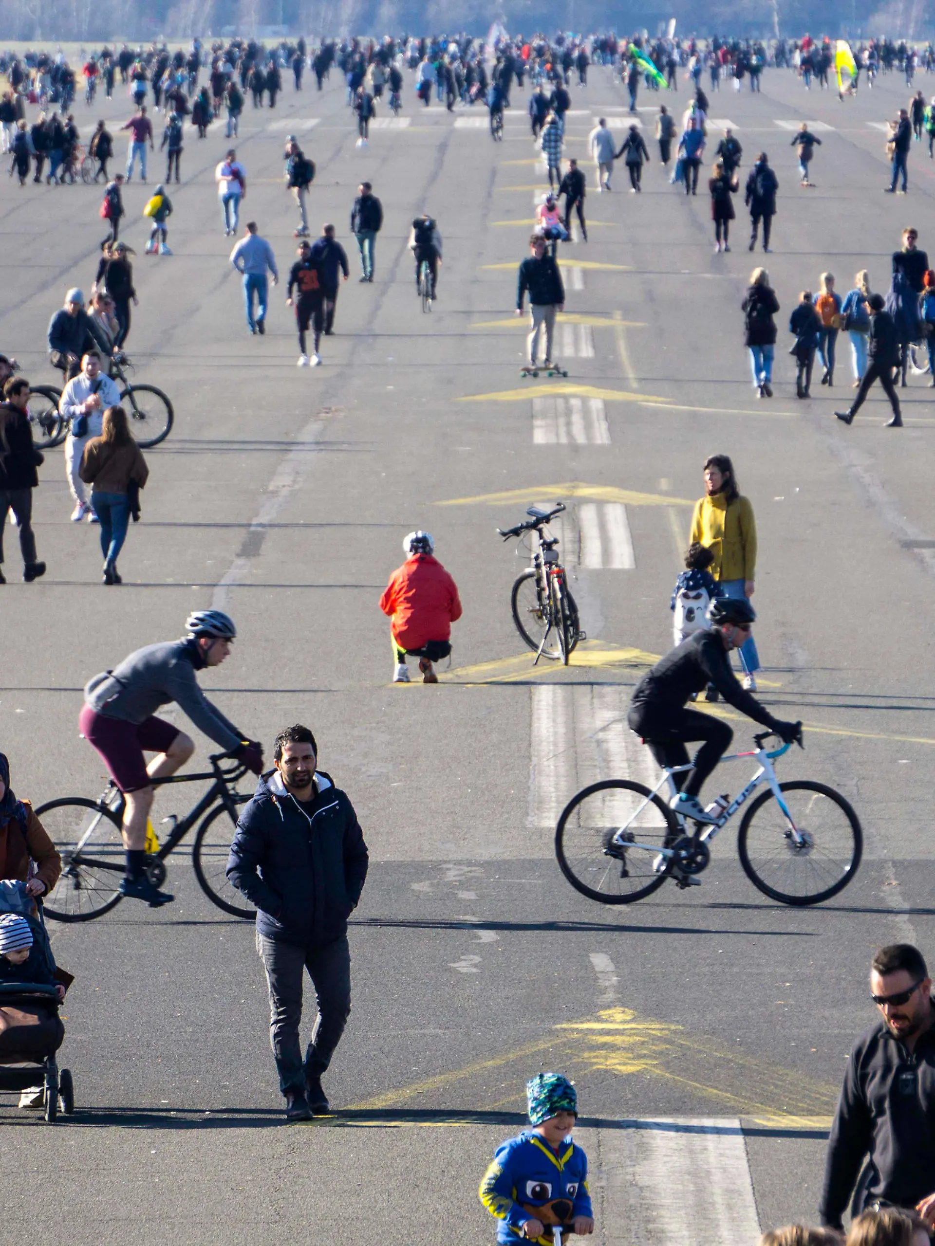  Inzidenzwert steigt wieder Berlin, DEU, 21.01.2021 - Tausende Menschen geniessen die ersten waermenden Sonnenstrahlen auf dem Tempelhofer Feld, nicht einfach die Abstandsregel einzuhalten. Die Zahl der binnen sieben Tagen gemeldeten Neuinfektionen pro 100.000 Einwohner liegt derzeit laut RKI bundesweit bei 60,2 und ist damit den zweiten Tag in Folge angestiegen. Berlin Berlin Deutschland *** Incidence rate rises again Berlin, DEU, 21 01 2021 Thousands of people are enjoying the first warm rays of sunshine on Tempelhofer Feld, not easy to keep the distance rule The number of new infections per 100,000 inhabitants reported within seven days is currently 60.2 nationwide, according to the RKI, rising for the second day in a row Berlin Berlin G