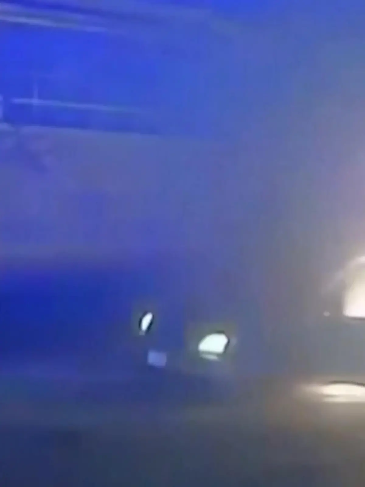 Dieser Fahrer hatte hier wohl einen großen Schutzengel. Wegen eines platten Reifens fängt der Mini-Van während der Fahrt anzubrennen. Die Polizei versucht den Wagen zu stoppen, aber der 84-Jährige, der am Steuer sitzt, fährt erstmal weiter. Als das Auto zum Stehen kommt, ist der Wagen fast komplett von den Flammen eingenommen. Dann der Schock: Der Fahrer steigt aus und steht direkt im Feuer. Die Polizisten eilen sofort zu Hilfe. Der 84-Jährige konnte in Sicherheit gebracht werden und erlitt keine schwerwiegenden Verletzungen. Was ein Glück! Das hätte für den Fahrer auch anders ausgehen können.