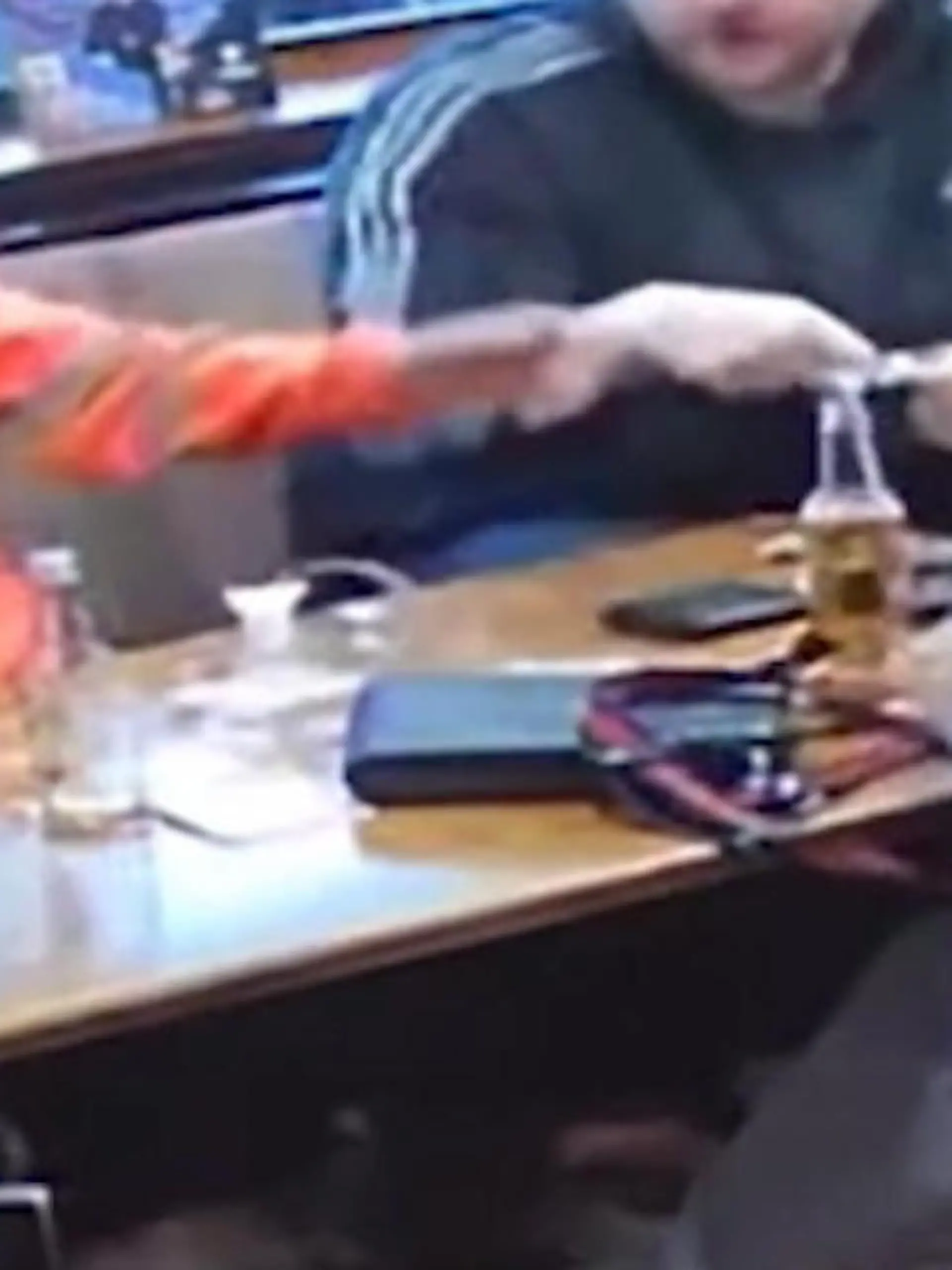 Es sind Szenen, die man eigentlich nur aus Horrorfilmen kennt: Gegenstände, die sich plötzlich wie von Zauberhand bewegen oder sogar zerspringen. Genau das ist jetzt in der Coniston Tavern in der englischen Stadt Nuneaton passiert. Eine Überwachungskamera hielt den „spooky moment“ fest. Was dahinter steckt? Der Bar-Besitzer hat eine Vermutung, die gruseliger nicht sein könnte.