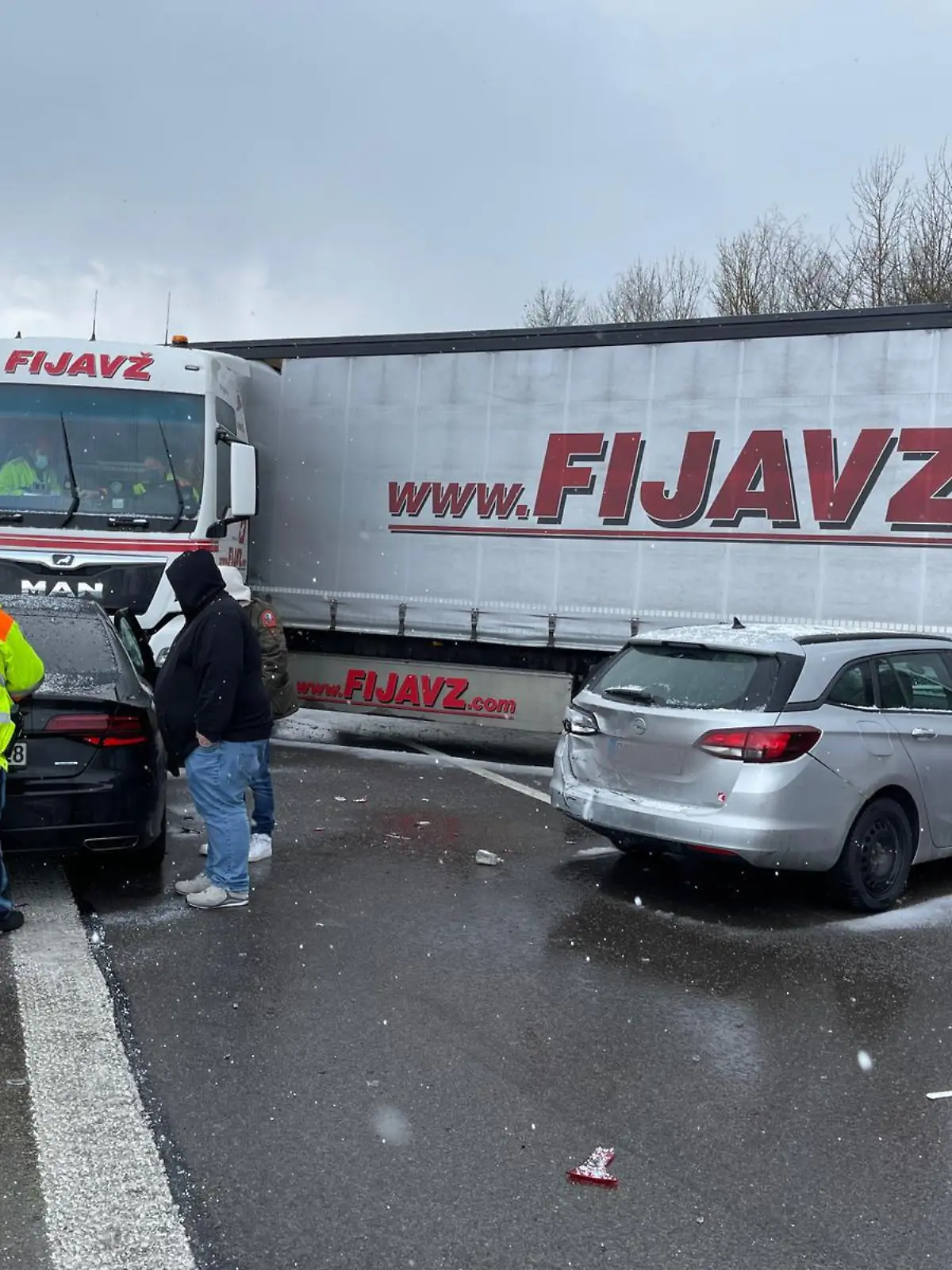 19.03.2021, Bayern, Lenting: Fahrzeuge stehen quer nach einer Massenkarambolage auf der Autobahn A9. Nach bisherigen Erkenntnissen seien am Freitag zwischen Denkendorf und Lenting rund 30 Fahrzeuge in den Unfall verwickelt, twitterte die Polizei Oberbayern. Foto: Michael Schmelzer/Vifogra/dpa +++ dpa-Bildfunk +++