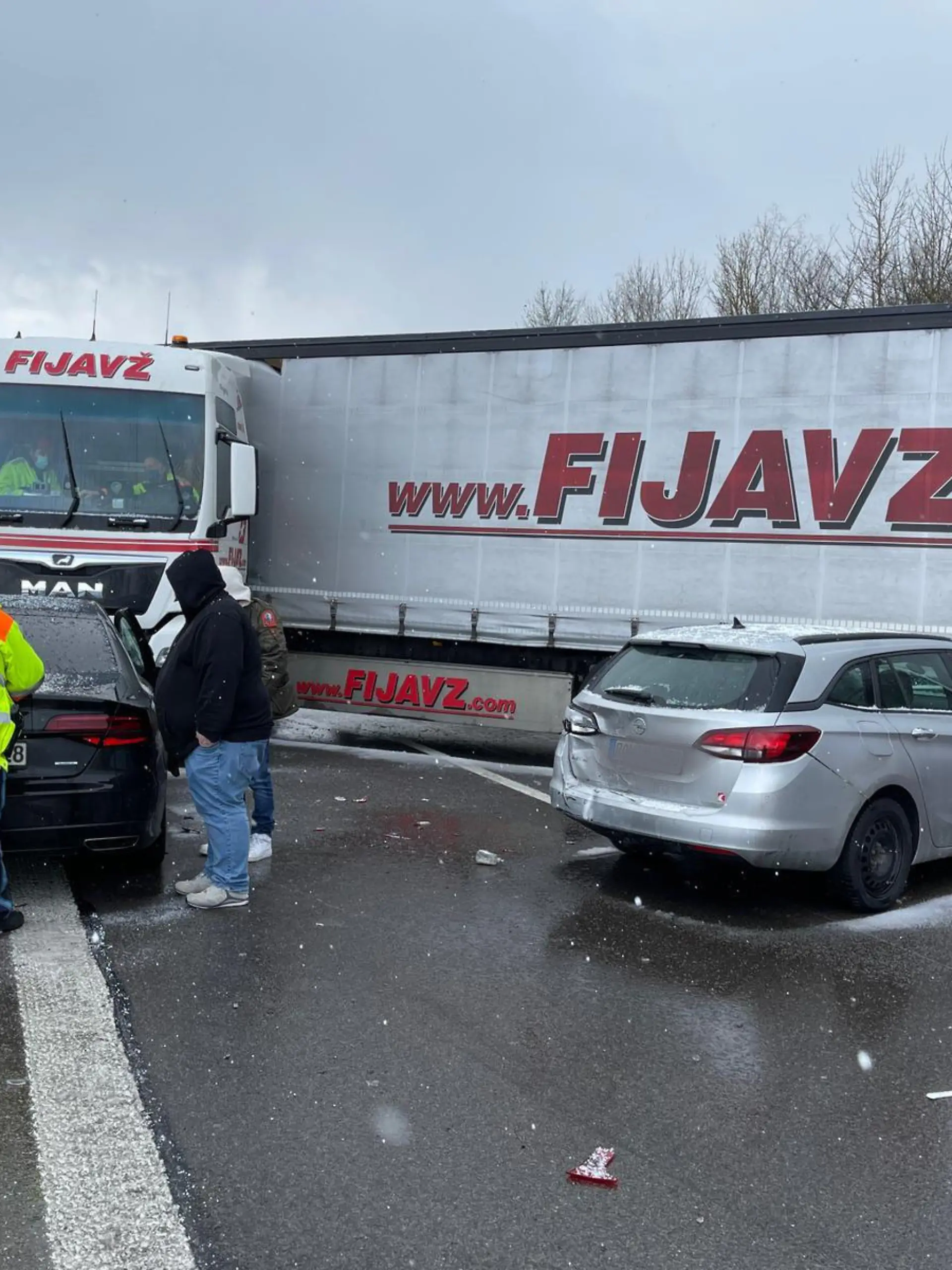 19.03.2021, Bayern, Lenting: Fahrzeuge stehen quer nach einer Massenkarambolage auf der Autobahn A9. Nach bisherigen Erkenntnissen seien am Freitag zwischen Denkendorf und Lenting rund 30 Fahrzeuge in den Unfall verwickelt, twitterte die Polizei Oberbayern. Foto: Michael Schmelzer/Vifogra/dpa +++ dpa-Bildfunk +++