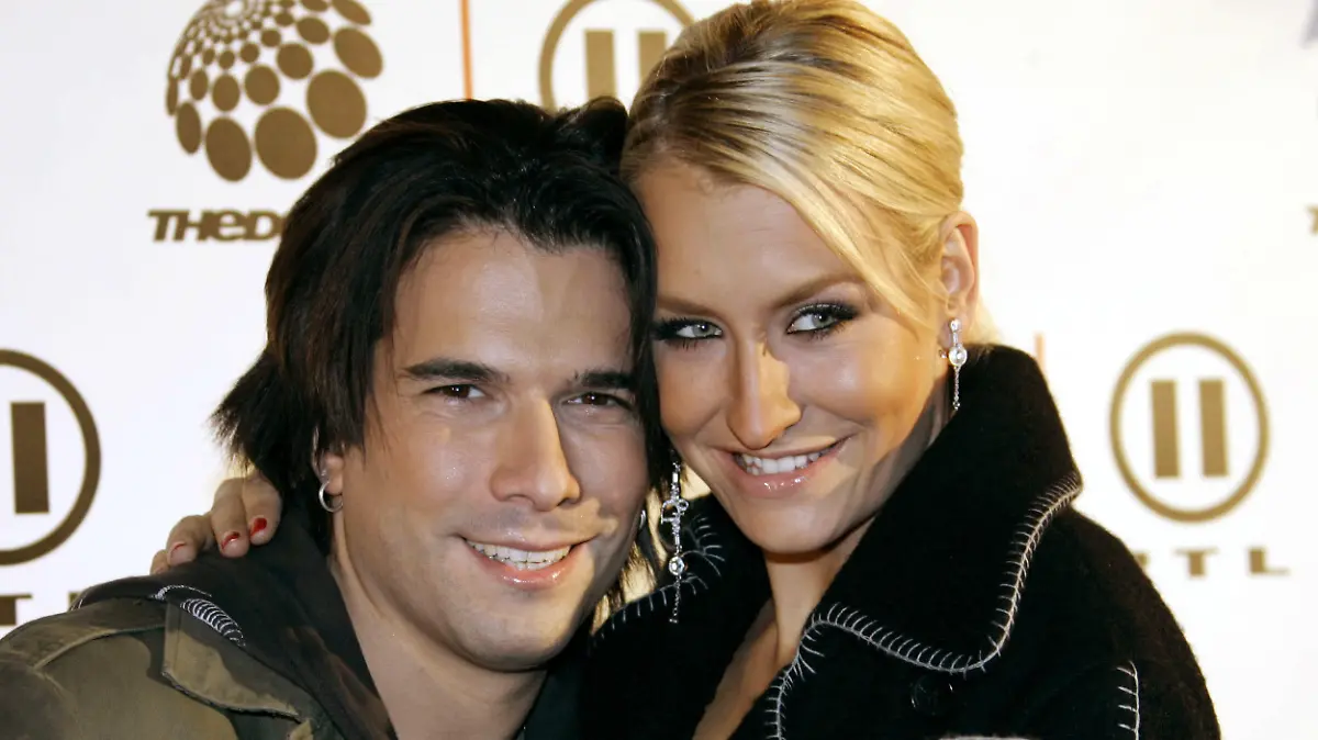 ARCHIV - Die deutsche Popsängerin Sarah Connor und ihr Mann, US-Popsänger Marc Terenzi (Archivfoto vom 02.12.2005). Die Ehe der Popsängerin Sarah Connor und von Marc Terenzi ist gescheitert. Connor und Terenzi sagten der «Bild»-Zeitung (Samstag, 01.11.2008), sie wollten den Spekulationen ein Ende setzen und «das Ende unserer Ehe, nicht aber unserer tiefen Liebe und Freundschaft zueinander, bekanntgeben». Foto: Ronald Wittek (zu dpa 0039 vom 01.11.2008) +++(c) dpa - Bildfunk+++