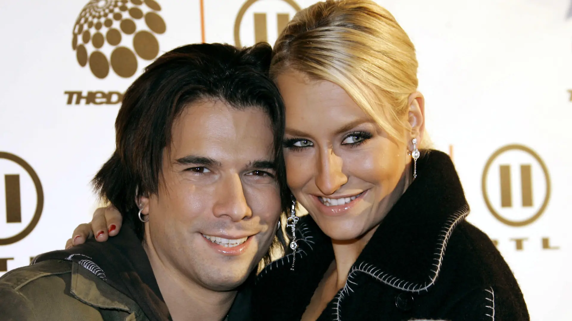 ARCHIV - Die deutsche Popsängerin Sarah Connor und ihr Mann, US-Popsänger Marc Terenzi (Archivfoto vom 02.12.2005). Die Ehe der Popsängerin Sarah Connor und von Marc Terenzi ist gescheitert. Connor und Terenzi sagten der «Bild»-Zeitung (Samstag, 01.11.2008), sie wollten den Spekulationen ein Ende setzen und «das Ende unserer Ehe, nicht aber unserer tiefen Liebe und Freundschaft zueinander, bekanntgeben». Foto: Ronald Wittek (zu dpa 0039 vom 01.11.2008) +++(c) dpa - Bildfunk+++
