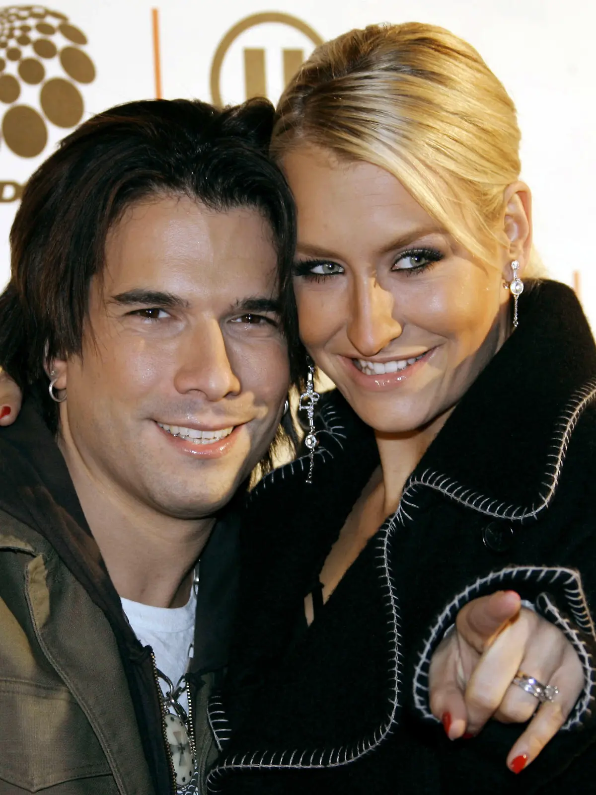 ARCHIV - Die deutsche Popsängerin Sarah Connor und ihr Mann, US-Popsänger Marc Terenzi (Archivfoto vom 02.12.2005). Die Ehe der Popsängerin Sarah Connor und von Marc Terenzi ist gescheitert. Connor und Terenzi sagten der «Bild»-Zeitung (Samstag, 01.11.2008), sie wollten den Spekulationen ein Ende setzen und «das Ende unserer Ehe, nicht aber unserer tiefen Liebe und Freundschaft zueinander, bekanntgeben». Foto: Ronald Wittek (zu dpa 0039 vom 01.11.2008) +++(c) dpa - Bildfunk+++