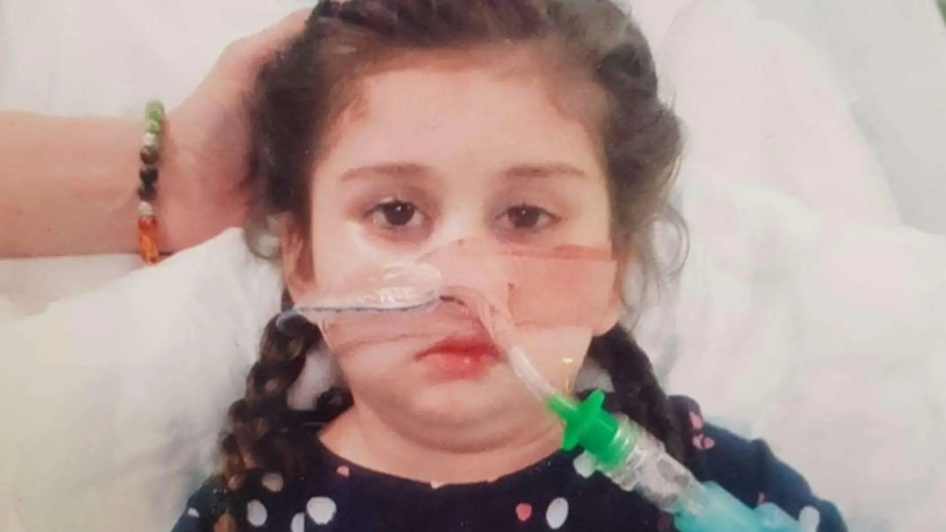 HANDOUT - 14.12.2020, Großbritannien, ---: Die fünfjährige Pippa Knight liegt in ihrem Krankenhausbett. Ein Gericht soll klären, ob britische Ärzte ein todkrankes fünfjähriges Mädchen sterben lassen dürfen. Die Mutter der kleinen Pippa wehrt sich gegen die Entscheidung des Krankenhauses. Foto: Sinclairslaw/PA Media/dpa - ACHTUNG: Nur zur redaktionellen Verwendung im Zusammenhang mit der aktuellen Berichterstattung und nur mit vollständiger Nennung des vorstehenden Credits +++ dpa-Bildfunk +++