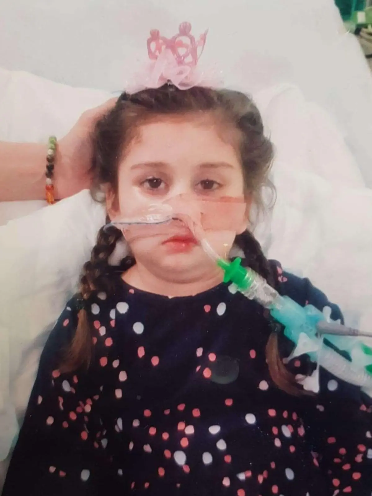 HANDOUT - 14.12.2020, Großbritannien, ---: Die fünfjährige Pippa Knight liegt in ihrem Krankenhausbett. Ein Gericht soll klären, ob britische Ärzte ein todkrankes fünfjähriges Mädchen sterben lassen dürfen. Die Mutter der kleinen Pippa wehrt sich gegen die Entscheidung des Krankenhauses. Foto: Sinclairslaw/PA Media/dpa - ACHTUNG: Nur zur redaktionellen Verwendung im Zusammenhang mit der aktuellen Berichterstattung und nur mit vollständiger Nennung des vorstehenden Credits +++ dpa-Bildfunk +++