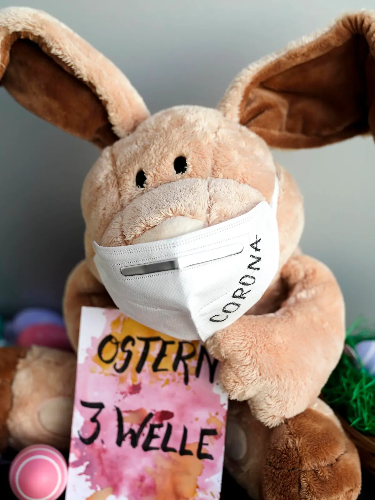 Symbolbild Osterhase mit FFP2 Maske und Schild mit der Aufschrift Ostern 3. Welle Symbolfoto Osterhase mit FFP2 Maske mit Osternest und Schild mit der Aufschrift Ostern 3. Welle. Durch die steigenden Infektionszahlen ist eine 3. Welle im Rahmen der Corona Pandemie immer wahrscheinlicher. Deutschland *** Symbol picture Easter bunny with FFP2 mask and sign with the inscription Easter 3 wave Symbol photo Easter bunny with FFP2 mask with Easter nest and sign with the inscription Easter 3 wave Due to the increasing infection numbers a 3 wave in the context of the Corona pandemic is more and more probable Germany 
