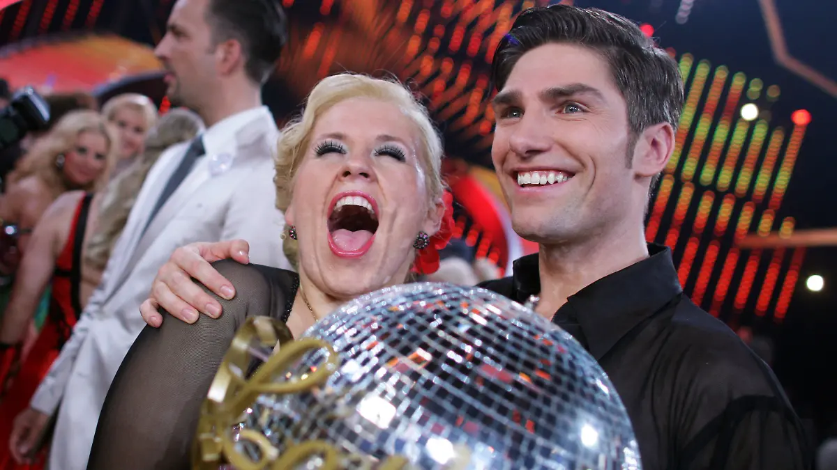 ARCHIV - 18.05.2011, Nordrhein-Westfalen, Köln: Sängerin Maite Kelly und Tänzer Christian Polanc freuen sich im Coloneum in Köln mit dem Siegerpokal. Kelly gewann 2011 die RTL-Tanzshow «Let's Dance». (zu dpa: «Maite Kelly feiert ihr «Let's Dance»-Jubiläum bei RTL») Foto: picture alliance / dpa +++ dpa-Bildfunk +++