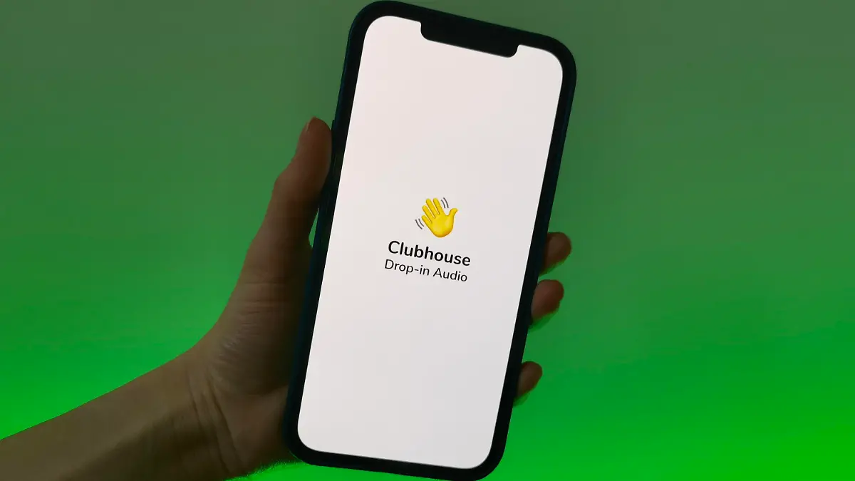 25.01.2021, Berlin: Eine Nutzerin der Social-Media-App Clubhouse zeigt ihr Smartphone mit dem Logo der Audio-Anwendung. Die neue Social-Media-App Clubhouse soll künftig auch auf Smartphones mit dem Google-Betriebssystem Android laufen können. Foto: Christoph Dernbach/dpa +++ dpa-Bildfunk +++
