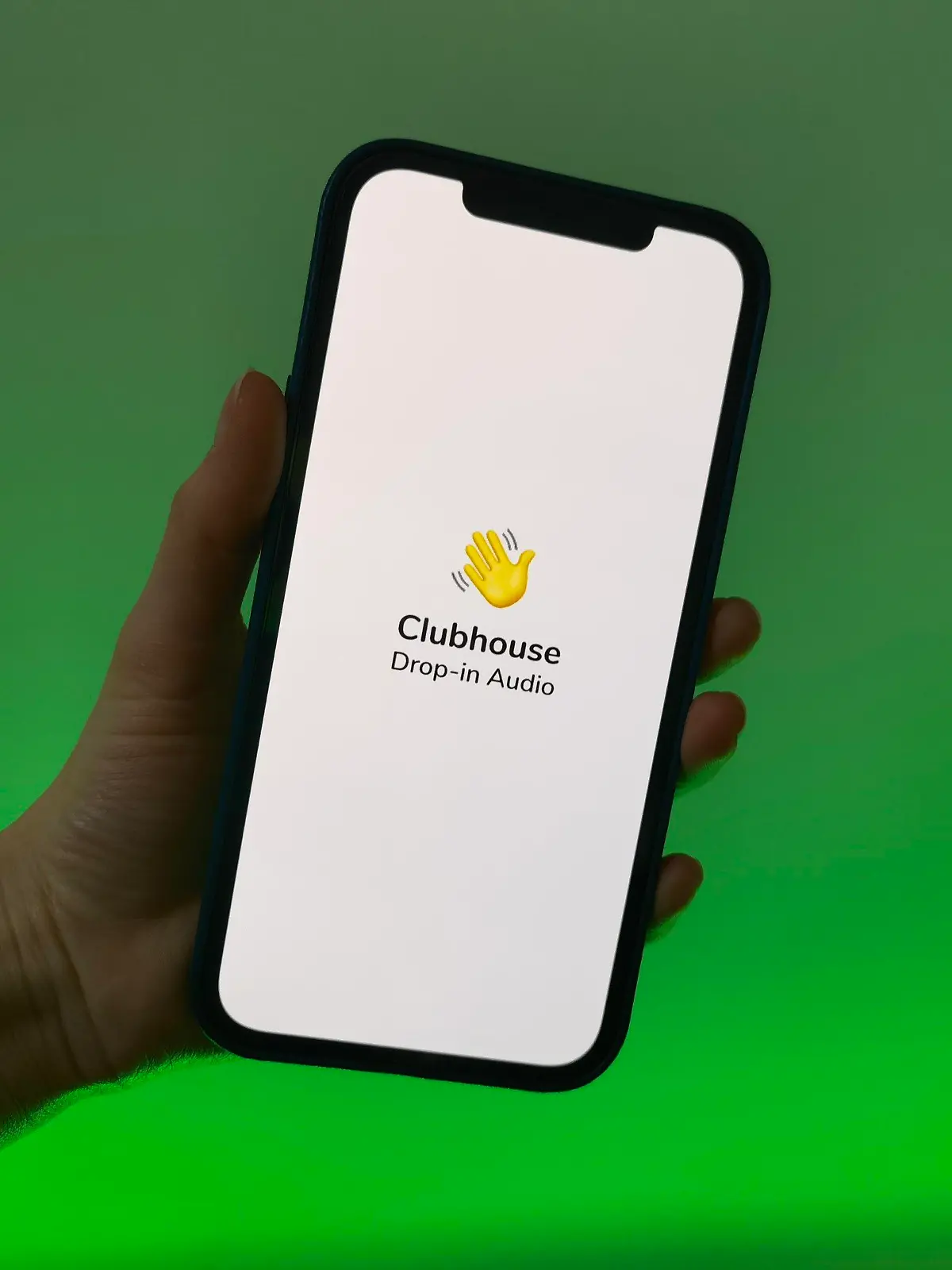 25.01.2021, Berlin: Eine Nutzerin der Social-Media-App Clubhouse zeigt ihr Smartphone mit dem Logo der Audio-Anwendung. Die neue Social-Media-App Clubhouse soll künftig auch auf Smartphones mit dem Google-Betriebssystem Android laufen können. Foto: Christoph Dernbach/dpa +++ dpa-Bildfunk +++