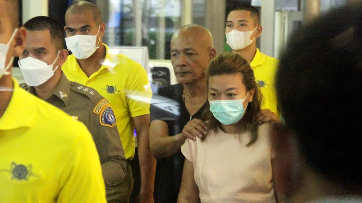 Sararat Rangsiwuthaporn, a suspect in over a dozen murders, is escorted by police officers at a police station in Bangkok, Thailand, April 26, 2023. Daily News Handout via REUTERS ATTENTION EDITORS - THIS IMAGE HAS BEEN SUPPLIED BY A THIRD PARTY. NO RESALES NO ARCHIVES