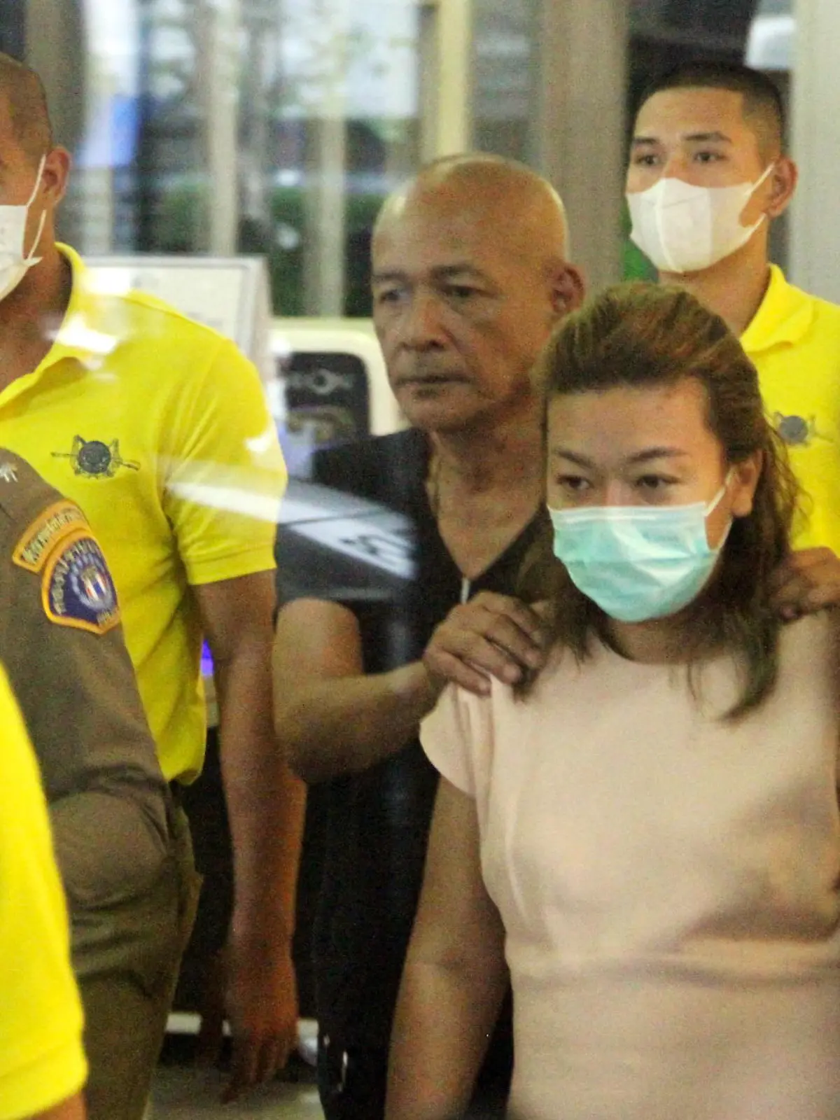 Sararat Rangsiwuthaporn, a suspect in over a dozen murders, is escorted by police officers at a police station in Bangkok, Thailand, April 26, 2023. Daily News Handout via REUTERS ATTENTION EDITORS - THIS IMAGE HAS BEEN SUPPLIED BY A THIRD PARTY. NO RESALES NO ARCHIVES
