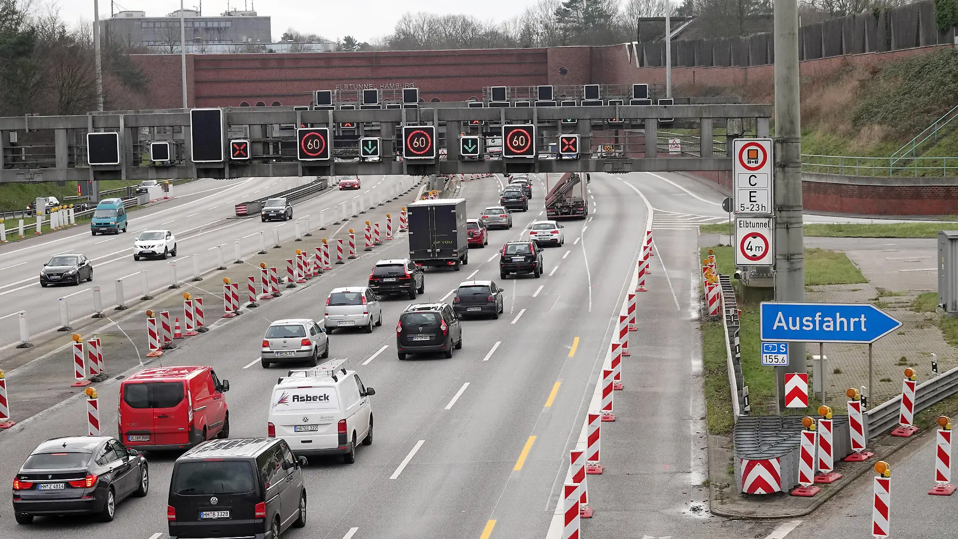 Stau beim Elbtunnel in Hamburg 27.02.2020, DEU, Deutschland, Hamburg: Zäh fliesst der Verkehr auf der Autobahn 7 A7 in Richtung Süden in den Elbtunnel ein. Weil in der Nacht zu Donnerstag ein Teil der Fahrbahn im Elbtunnel abgesackt war, wurde eine Spur in Richtung Süden gesperrt. In der Folge bildeten sich am Morgen über 20 Kilometer Stau auf der A7. Am Nachmittag wird erneut mit Stau gerechnet. Hamburg Hamburg Deutschland *** Traffic jam at the Elbe Tunnel in Hamburg 27 02 2020, DEU, Deutschland, Hamburg Traffic on the A7 motorway southbound flows into the Elbe Tunnel Toughly, traffic on the A7 motorway southbound flows into the Elbe Tunnel Because part of the lane in the Elbe Tunnel had collapsed in the night from Thursday to Thursday, one lane to the south was closed As a result, more than 20 kilometres of traffic jam formed on the