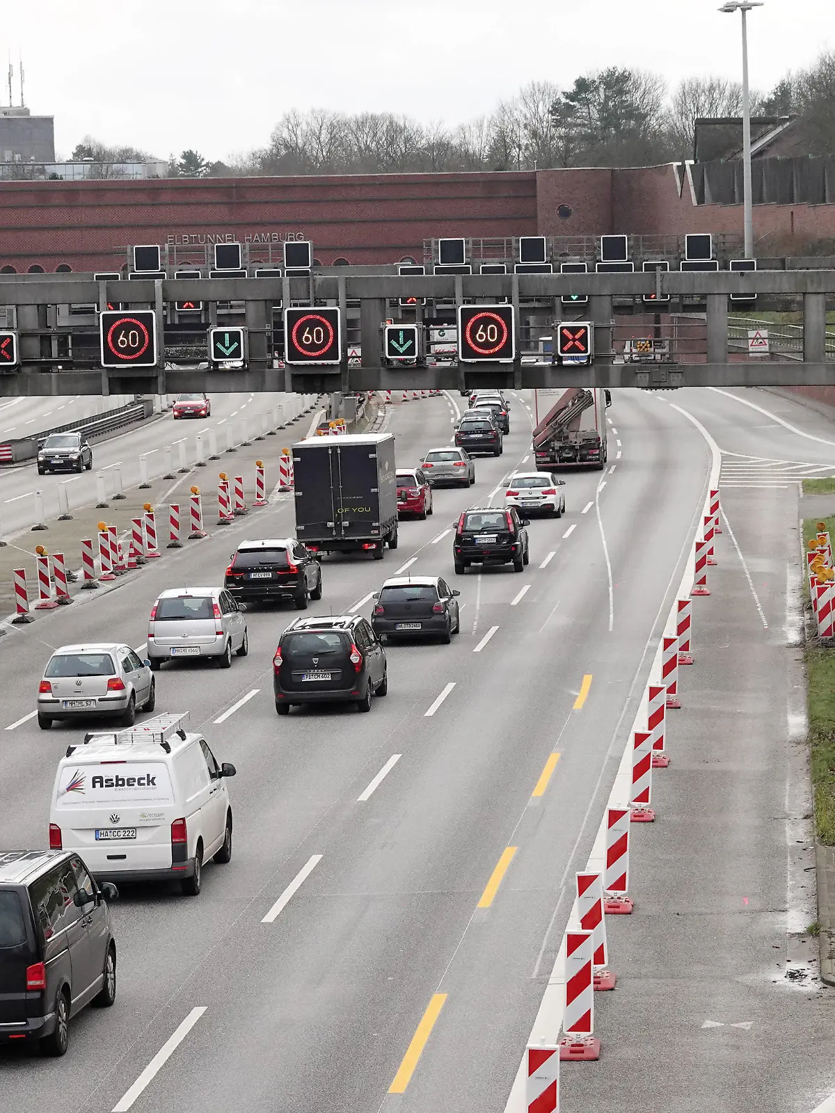  Stau beim Elbtunnel in Hamburg 27.02.2020, DEU, Deutschland, Hamburg: Zäh fliesst der Verkehr auf der Autobahn 7 A7 in Richtung Süden in den Elbtunnel ein. Weil in der Nacht zu Donnerstag ein Teil der Fahrbahn im Elbtunnel abgesackt war, wurde eine Spur in Richtung Süden gesperrt. In der Folge bildeten sich am Morgen über 20 Kilometer Stau auf der A7. Am Nachmittag wird erneut mit Stau gerechnet. Hamburg Hamburg Deutschland *** Traffic jam at the Elbe Tunnel in Hamburg 27 02 2020, DEU, Deutschland, Hamburg Traffic on the A7 motorway southbound flows into the Elbe Tunnel Toughly, traffic on the A7 motorway southbound flows into the Elbe Tunnel Because part of the lane in the Elbe Tunnel had collapsed in the night from Thursday to Thursday, one lane to the south was closed As a result, more than 20 kilometres of traffic jam formed on the