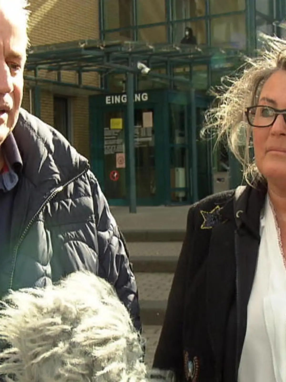 Seit Monaten zahlen die Mieter, die im Haus von Michael und Ursula Strunk leben, keine Miete mehr – angeblich mit voller Absicht. Stattdessen sollen sie das Ehepaar bedrohen, beleidigen und beschimpfen. Unsere RTL-Reporterin Verena Jendges will den Strunks helfen und die Mieter zur Rede stellen.