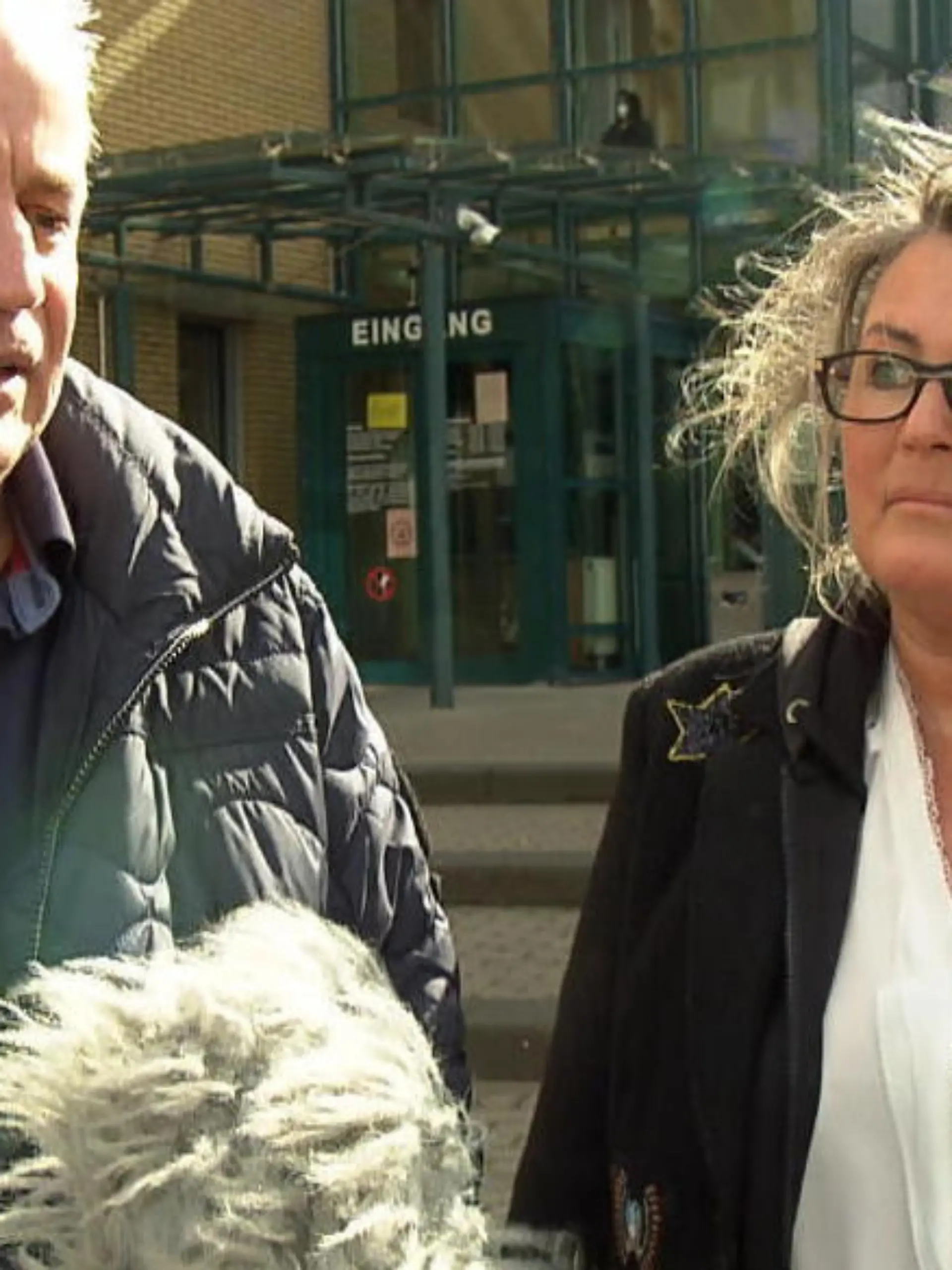 Seit Monaten zahlen die Mieter, die im Haus von Michael und Ursula Strunk leben, keine Miete mehr – angeblich mit voller Absicht. Stattdessen sollen sie das Ehepaar bedrohen, beleidigen und beschimpfen. Unsere RTL-Reporterin Verena Jendges will den Strunks helfen und die Mieter zur Rede stellen.