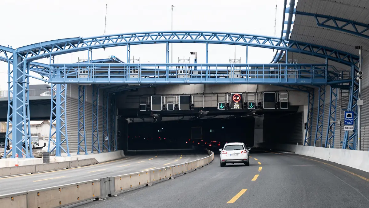 ARCHIV - 11.04.2019, Hamburg: Der Autoverkehr von der Autobahn A7 fließt aus Richtung Süden in den Lärmschutztunnel bei Stellingen ein. Wegen vorbereitender Arbeiten zur Inbetriebnahme der zweiten Tunnelröhre soll die Autobahn in den Nächten zwischen dem 23. und 27. November 2020 mehrmals voll gesperrt werden. (zu dpa «Vier nächtliche Sperrungen der A7 geplant - Auch Elbtunnel betroffen») Foto: Axel Heimken/dpa +++ dpa-Bildfunk +++