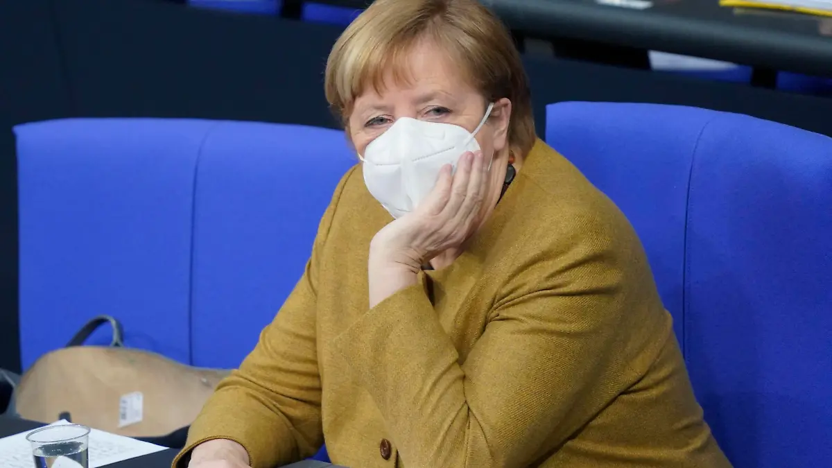Deutscher Bundestag 215. Sitzung Plenum und Debatte Aktuell, 04.03.2021, Berlin, Angela Merkel die Bundeskanzlerin der Bundesrepublik Deutschland sehr entspannt sitzt sie auf der Regierungsbank bei der 215. Sitzung des Deutschen Bundestag in Berlin Berlin Berlin Deutschland *** German Bundestag 215 session plenary and debate Current, 04 03 2021, Berlin, Angela Merkel the Chancellor of the Federal Republic of Germany very relaxed she sits on the government bench during the 215 session of the German Bundestag in Berlin Berlin Germany