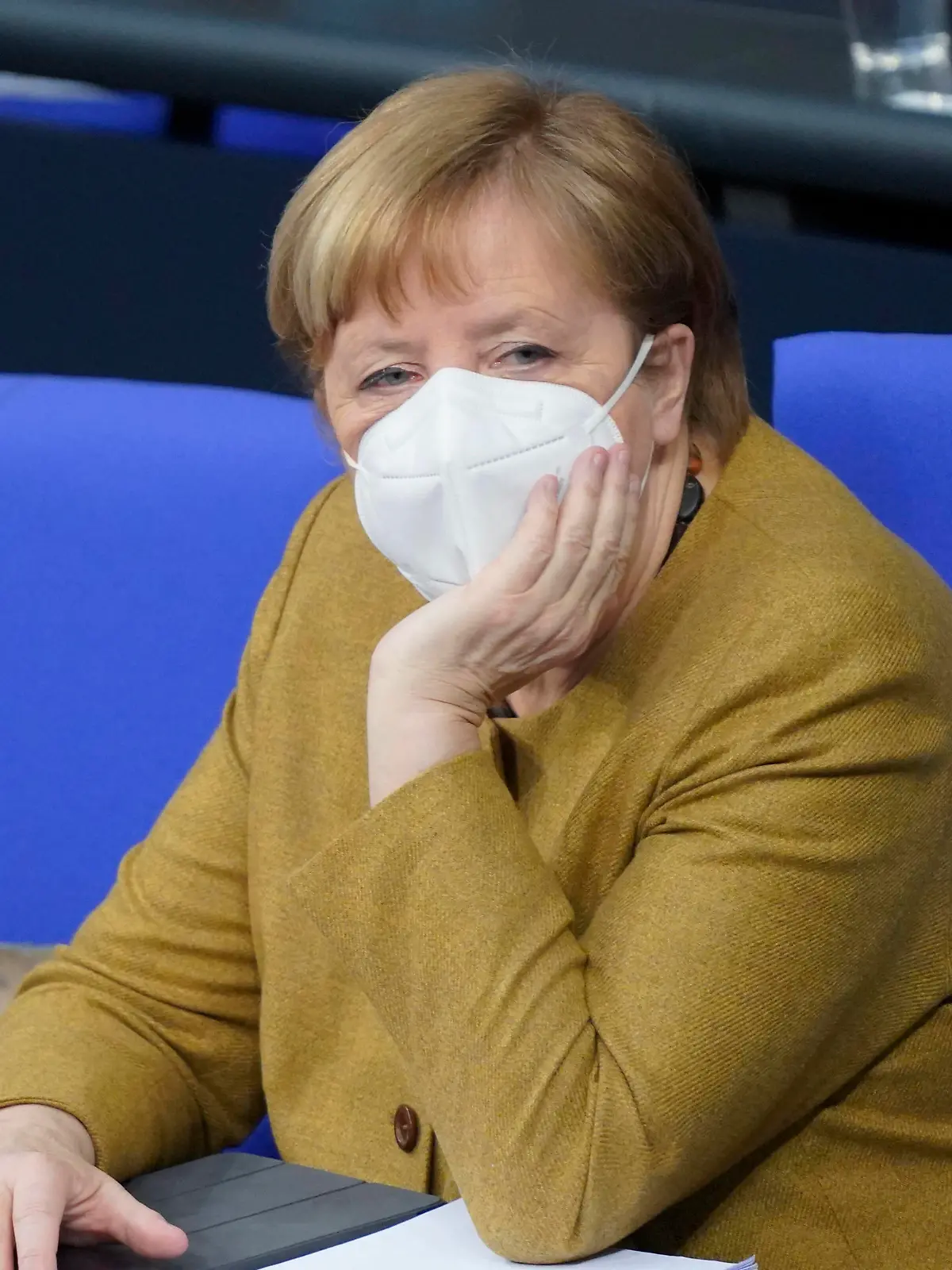  Deutscher Bundestag 215. Sitzung Plenum und Debatte Aktuell, 04.03.2021, Berlin, Angela Merkel die Bundeskanzlerin der Bundesrepublik Deutschland sehr entspannt sitzt sie auf der Regierungsbank bei der 215. Sitzung des Deutschen Bundestag in Berlin Berlin Berlin Deutschland *** German Bundestag 215 session plenary and debate Current, 04 03 2021, Berlin, Angela Merkel the Chancellor of the Federal Republic of Germany very relaxed she sits on the government bench during the 215 session of the German Bundestag in Berlin Berlin Germany