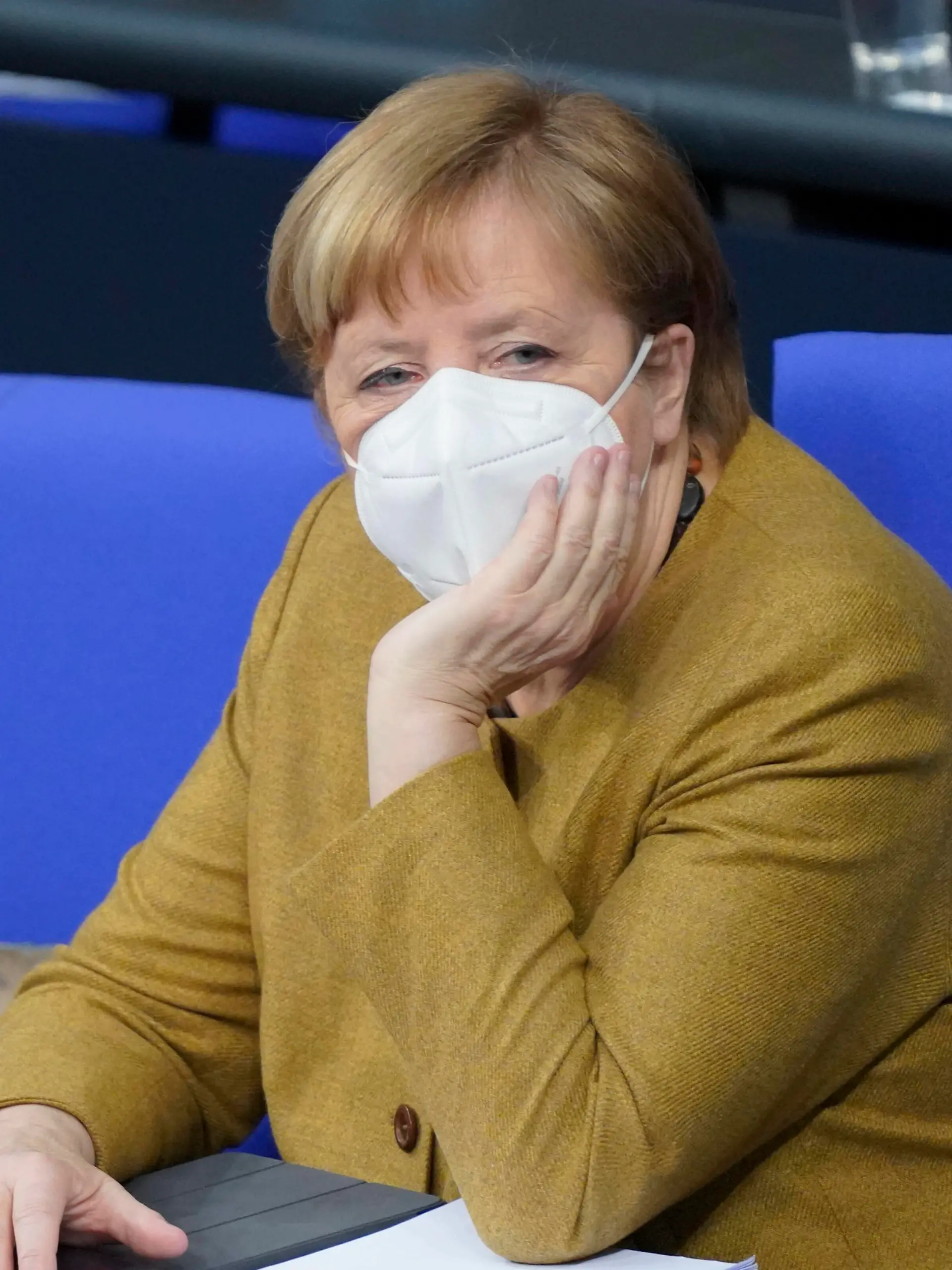  Deutscher Bundestag 215. Sitzung Plenum und Debatte Aktuell, 04.03.2021, Berlin, Angela Merkel die Bundeskanzlerin der Bundesrepublik Deutschland sehr entspannt sitzt sie auf der Regierungsbank bei der 215. Sitzung des Deutschen Bundestag in Berlin Berlin Berlin Deutschland *** German Bundestag 215 session plenary and debate Current, 04 03 2021, Berlin, Angela Merkel the Chancellor of the Federal Republic of Germany very relaxed she sits on the government bench during the 215 session of the German Bundestag in Berlin Berlin Germany