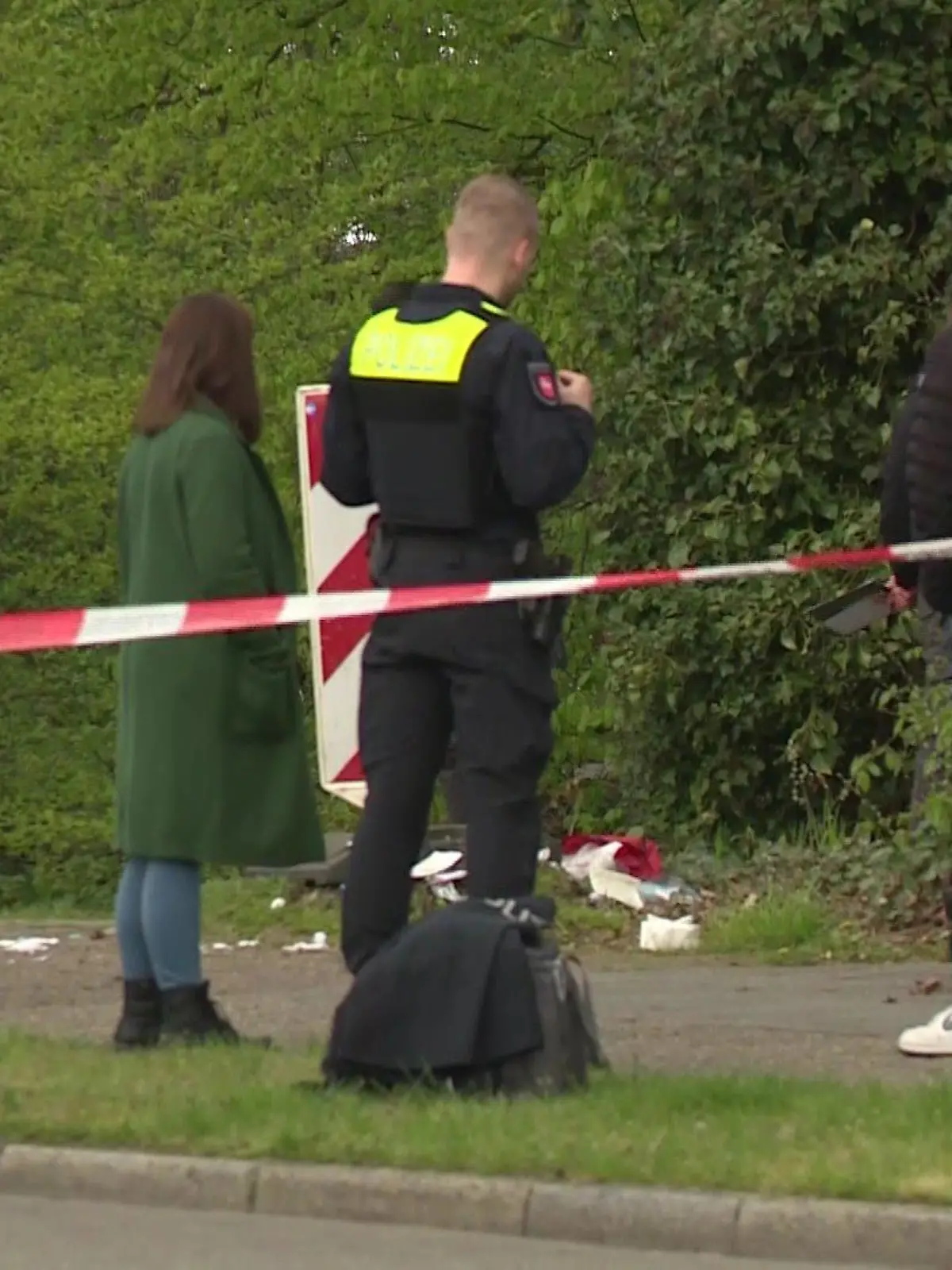 Polizisten sichern den Tatort in Delmenhorst (Niedersachsen).  Ein Autofahrer in Delmenhorst hat einen Mann (26) absichtlich überfahren und mehrere hundert Meter weit mitgeschleift.