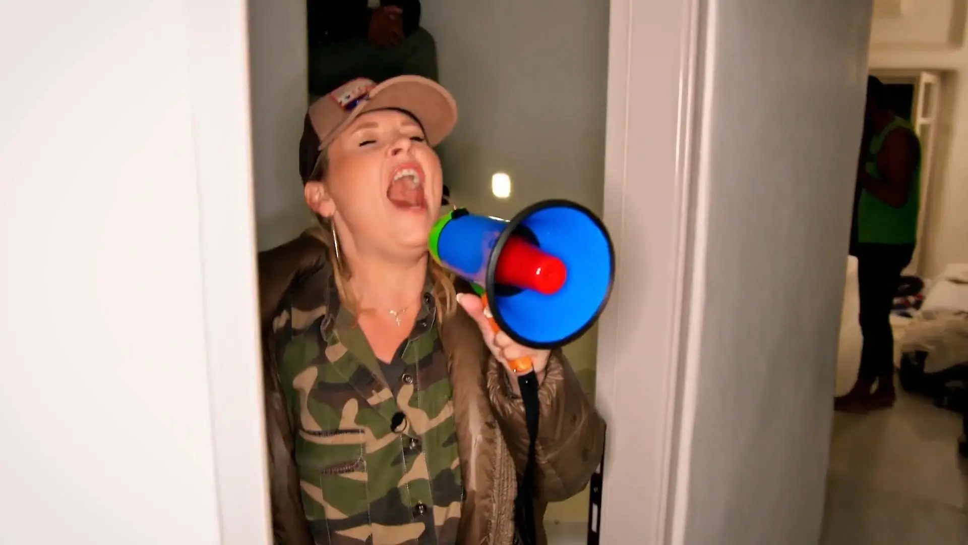 Maite Kelly schockt die DSDS-Kandidaten mitten in der Nacht Mit Mega-Phone zur Mega-Aufgabe!