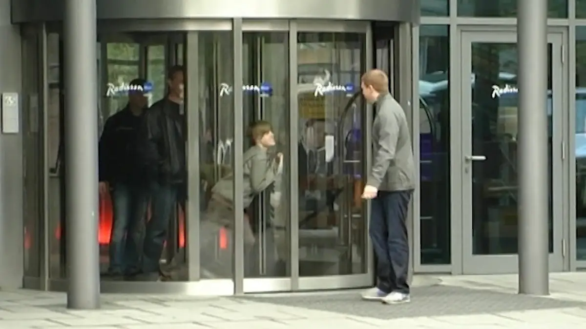 2010 macht Justin Bieder mit Glasscheibe Bekanntschaft Aua Hessen für Justin Bieber