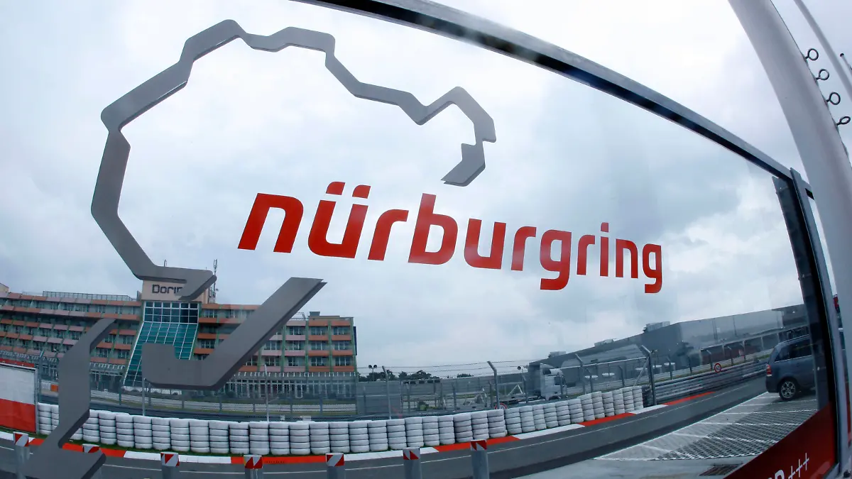 ARCHIV - Eine Glasscheibe mit dem Logo der Rennstrecke Nürburgring steht am 20.07.2011 an der Zufahrt zur Rennstrecke Nürburgring. Die Pleite des Nürburgrings setzt den rheinland-pfälzischen SPD-Regierungschef Beck unter Druck. Foto: Roland Weihrauch dpa/lrs (zu dpa: "Nürburgring-Pleite belastet Beck - Krisensitzung des Landtags" vom 30.07.2012) +++(c) dpa - Bildfunk+++