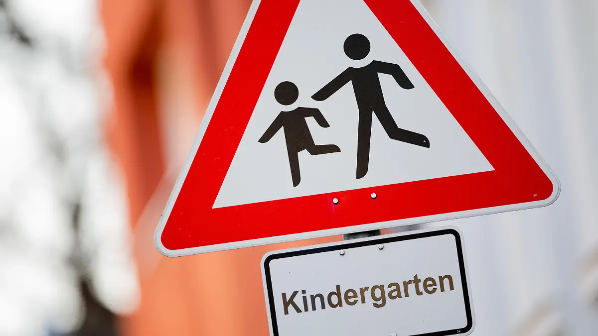 23.02.2021, Nordrhein-Westfalen, Köln: Ein Verkehrsschild "Achtung, Kinder!" mit dem Hinweis "Kindergarten" steht vor einer Kindertagesstätte (Kita). Seit dem 22.02.2021 haben die Kindertagesstätten im eingeschränkten Regelbetrieb wieder für alle Kinder geöffnet. Foto: Rolf Vennenbernd/dpa +++ dpa-Bildfunk +++