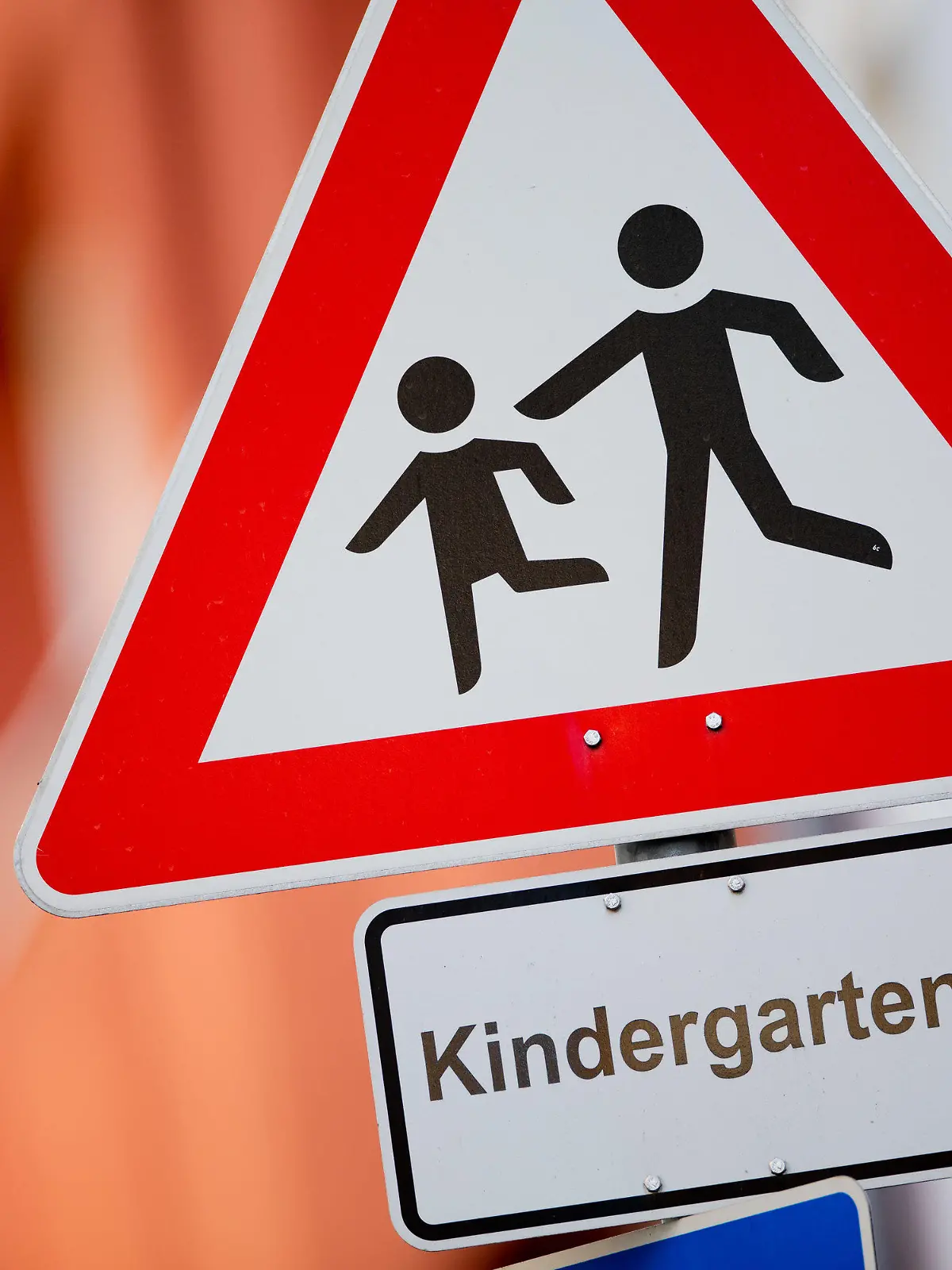 23.02.2021, Nordrhein-Westfalen, Köln: Ein Verkehrsschild "Achtung, Kinder!" mit dem Hinweis "Kindergarten" steht vor einer Kindertagesstätte (Kita). Seit dem 22.02.2021 haben die Kindertagesstätten im eingeschränkten Regelbetrieb wieder für alle Kinder geöffnet. Foto: Rolf Vennenbernd/dpa +++ dpa-Bildfunk +++
