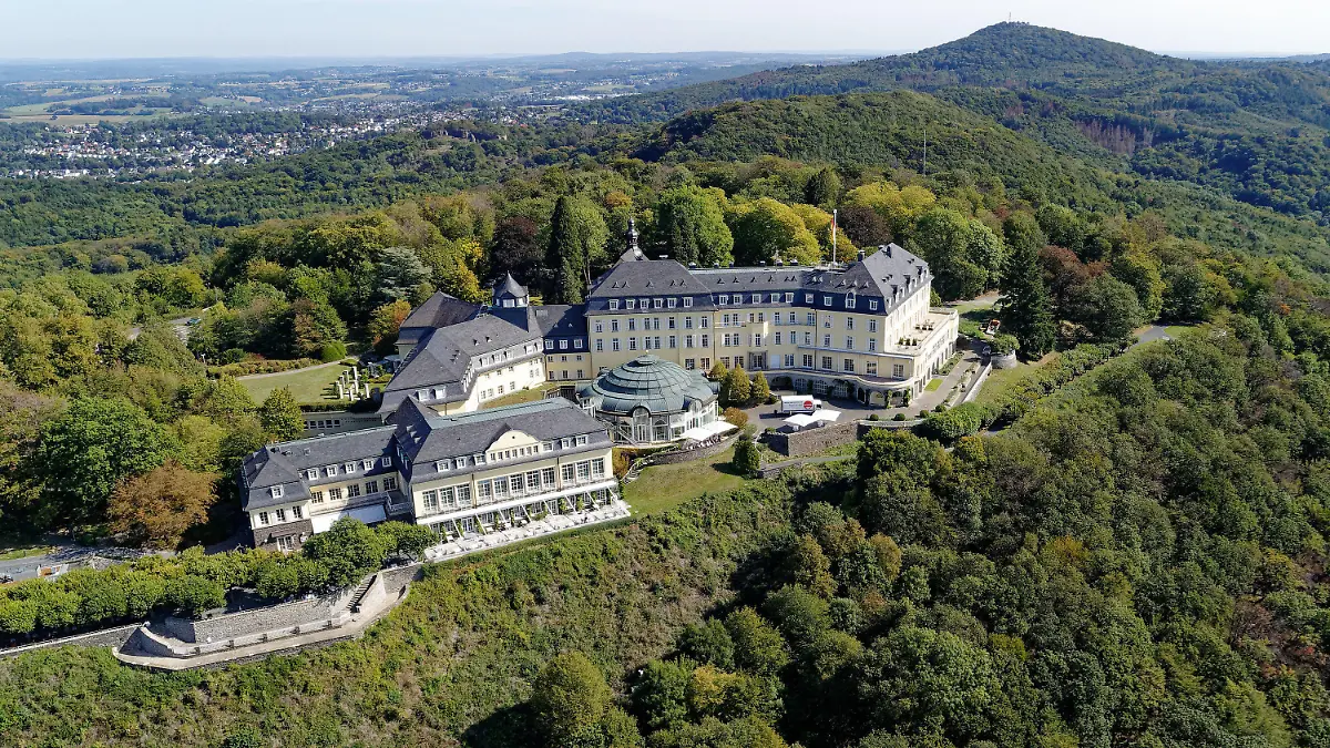 ARCHIV - 20.09.2019, Nordrhein-Westfalen, Königswinter: Das Steigenberger Grandhotel Petersberg, aufgenommen aus der Luft mit einer Drohne. In seinem «Schwarzbuch» listet der Steuerzahlerbund 100 Beispiele für Verschwendung auf. Bund, Länder und Kommunen seien in zahlreichen Fällen sorglos mit dem Geld der Bürger umgegangen, kritisiert der Verband. Als Beispiele wird ein Luxushotel auf dem Bonner Petersberg genannt, das dem Bund gehört und hohe Verluste einfährt. Foto: Henning Kaiser/dpa +++ dpa-Bildfunk +++