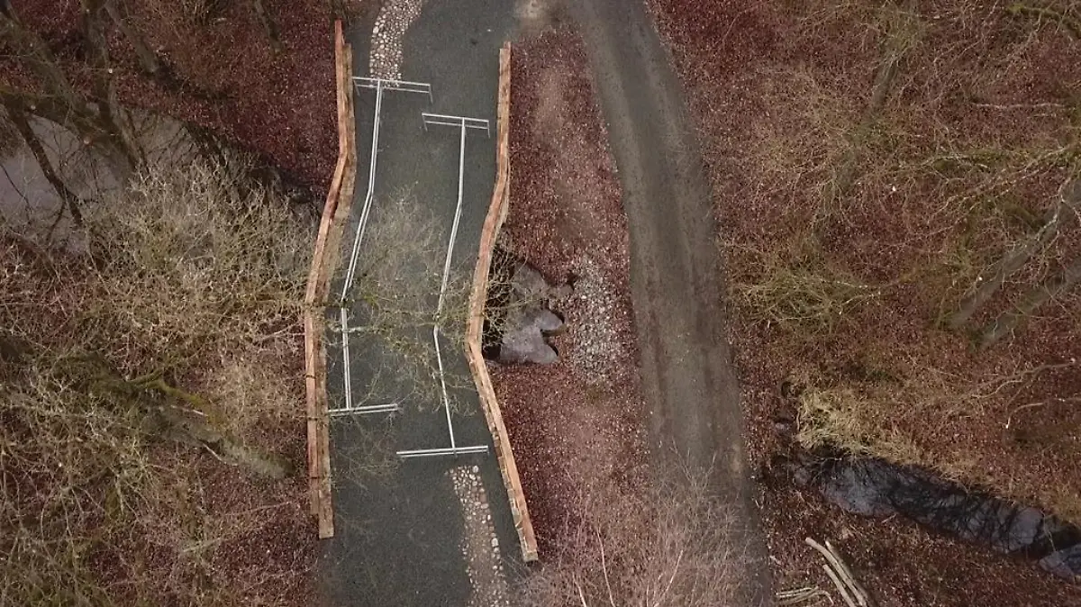 Die Napoleonbrücke in Gifhorn, die in Niedersachsen liegt, aus der Luft fotografiert.