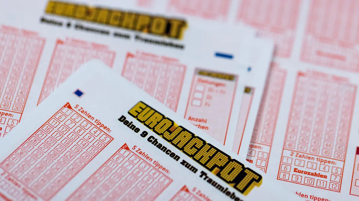 ARCHIV - 24.03.2022, Nordrhein-Westfalen, Köln: Lottoscheine mit der Aufschrift «Eurojackpot» liegen in einer Lotto-Annahmestelle. (zu dpa Gewinnrekord im Eurojackpot möglich: 92 Millionen Euro im Topf) Foto: Rolf Vennenbernd/dpa +++ dpa-Bildfunk +++