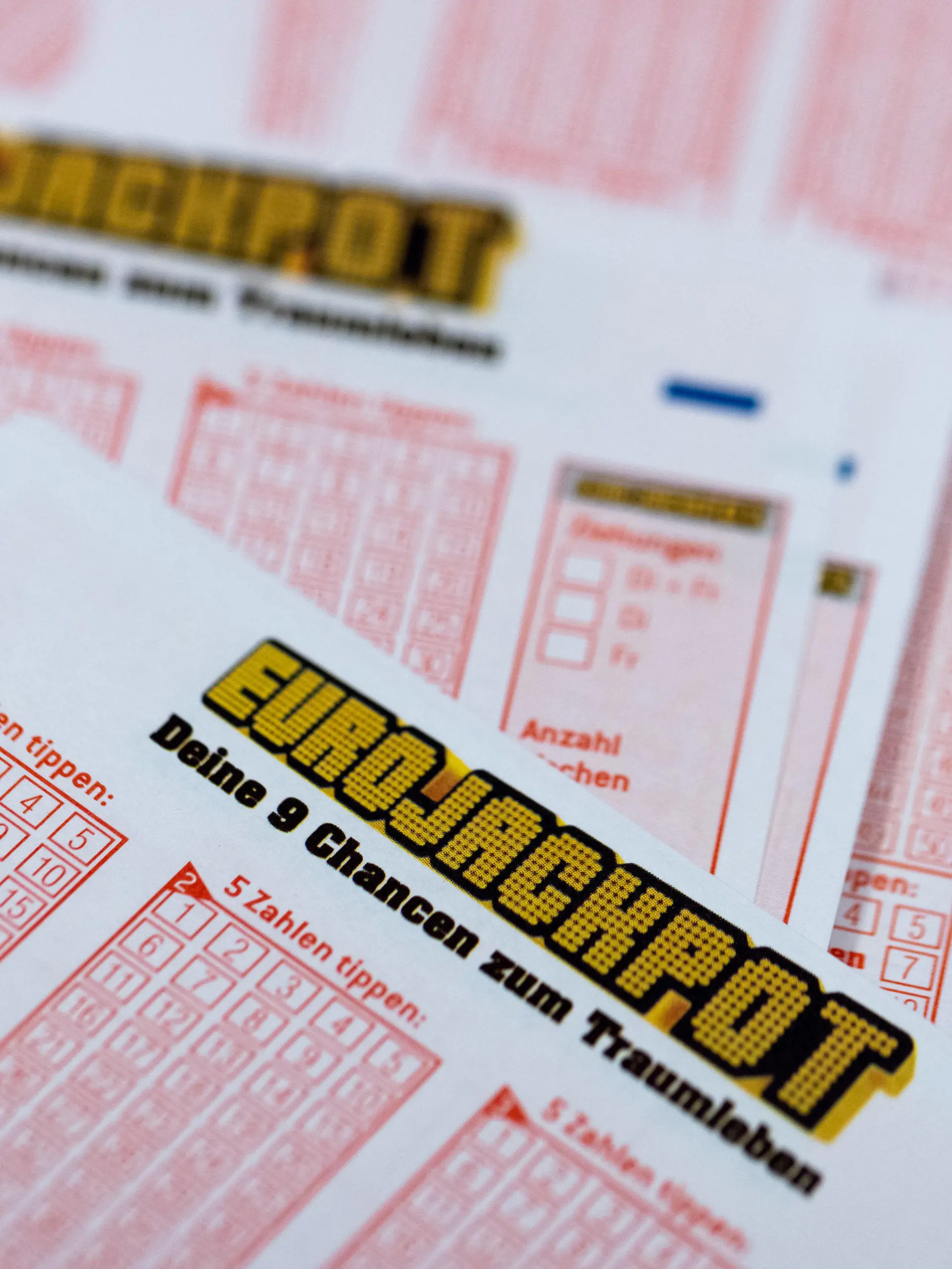 ARCHIV - 24.03.2022, Nordrhein-Westfalen, Köln: Lottoscheine mit der Aufschrift «Eurojackpot» liegen in einer Lotto-Annahmestelle. (zu dpa Gewinnrekord im Eurojackpot möglich: 92 Millionen Euro im Topf) Foto: Rolf Vennenbernd/dpa +++ dpa-Bildfunk +++