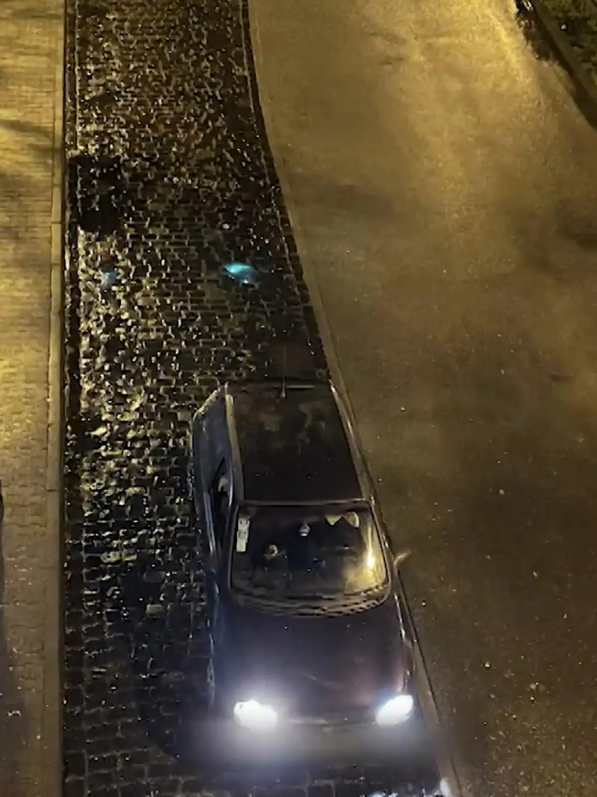 Es sind erschreckende Zustände, die sich aktuell in der Frankfurter Kuhwaldsiedlung abspielen: Prostitution mitten in der Familiensiedlung. Auf einem Radweg, dem eigentlichen Schulweg der Kinder, liegen Kondome und hinter einer Hecke werden die Freier bedient. Eine RTL-Zuschauerin möchte diese Zustände nicht mehr länger hinnehmen und hat uns um Hilfe gebeten.