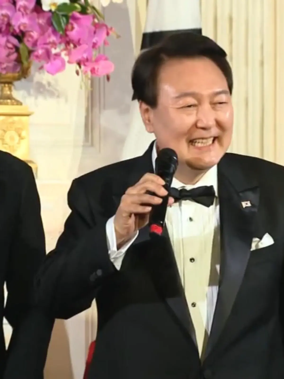 Beim Staatsbankett im Weißen Haus hat US-Präsident Joe Biden den Südkoreanischen Präsidenten Yoon Suk-yeol gebeten, vor der Menge ein Liedchen anzustimmen. Der 62-Jährige lässt sich nicht lange bitten und verzaubert alle mit seiner Goldkehle!